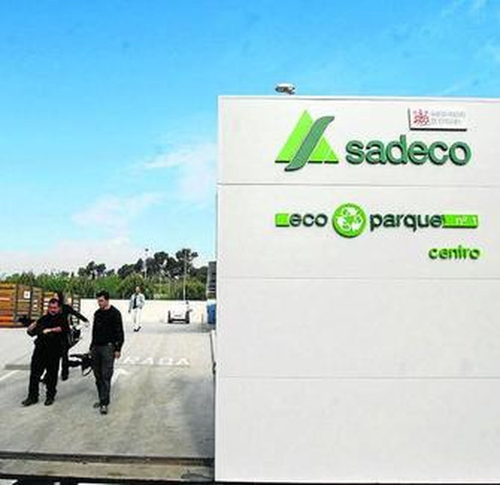 Puerta de acceso al nuevo punto limpio.