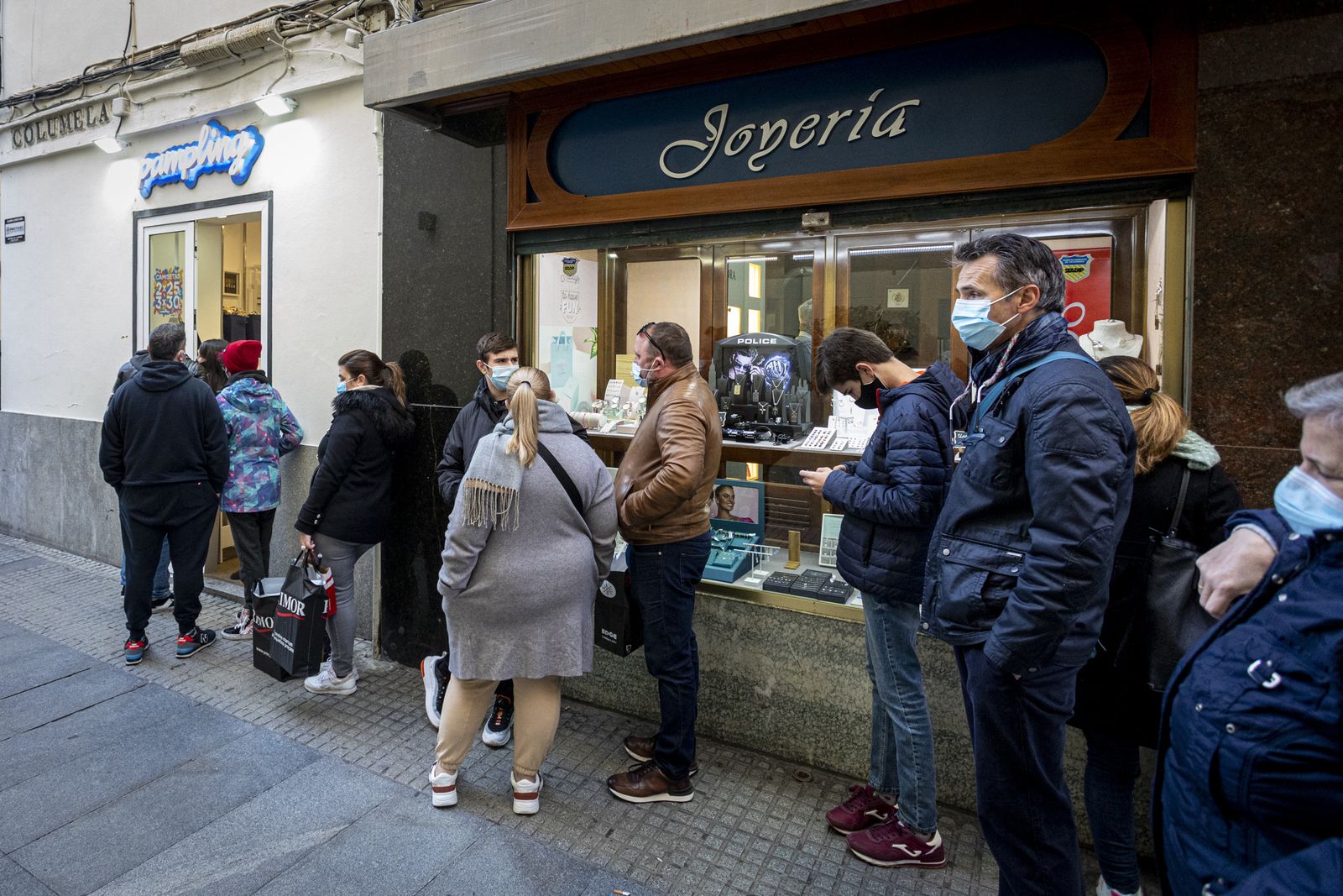Una cola para comprar en un comercio de la capital gaditana en la mañana de este sábado.