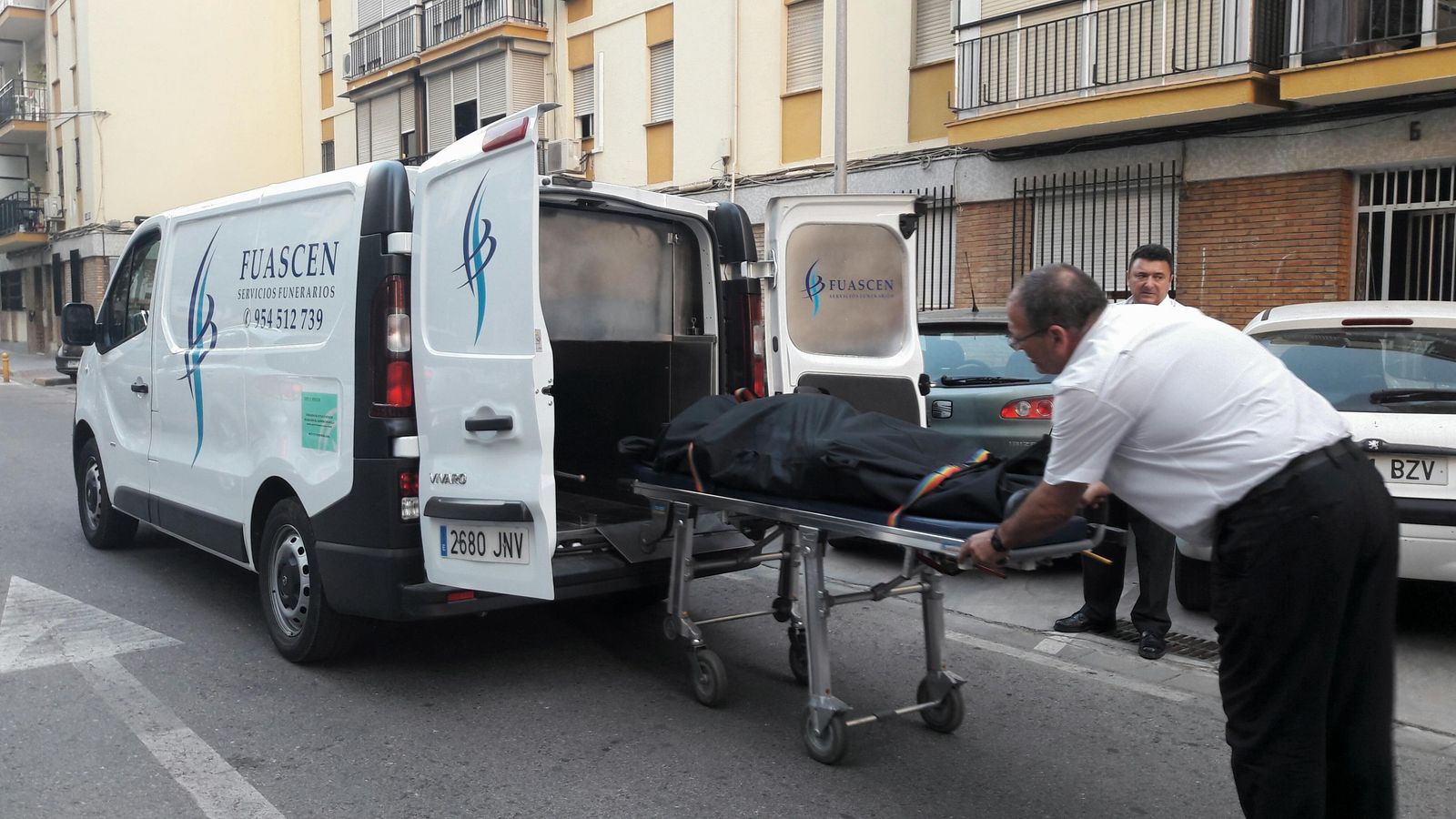 Los servicios funerarios retiran el cuerpo del anciano, ayer en la calle Cuarzo.