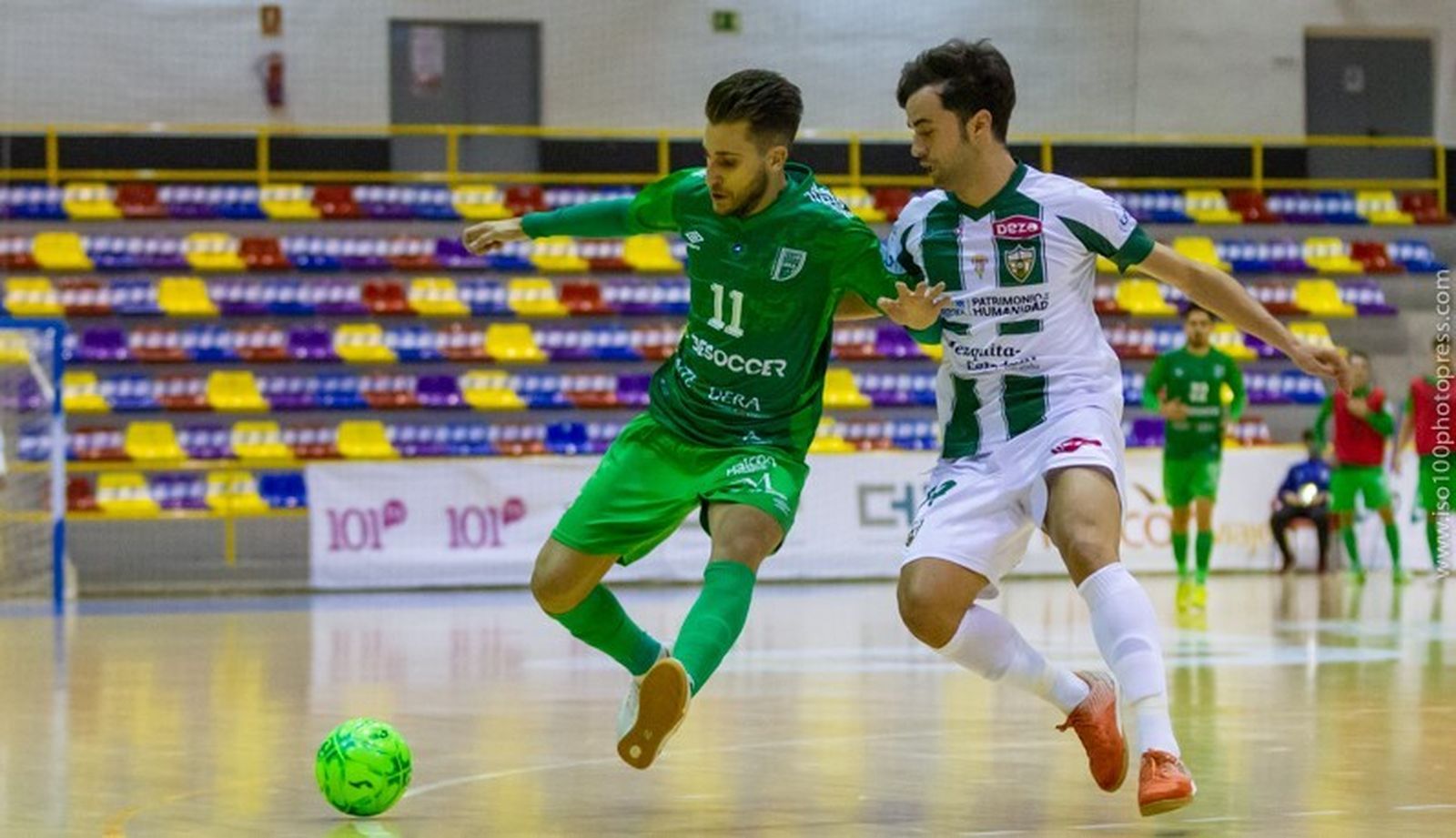 Pablo del Moral pugna por el balón con un jugador del UMA Antequera en el duelo de la primera vuelta.