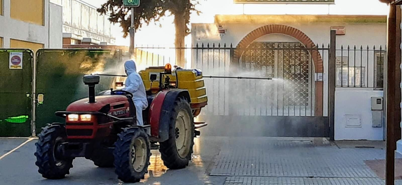 Trabajos municipales de desinfección en La Algaida con la colaboración de agricultores de Sanlúcar.