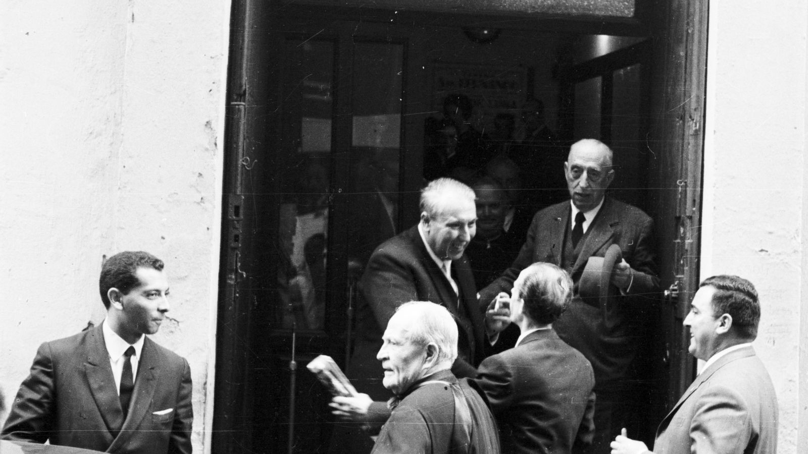 Juan Delgado Alba sale por la puerta de artistas del Teatro San Fernando tras su pregón de 1968.
