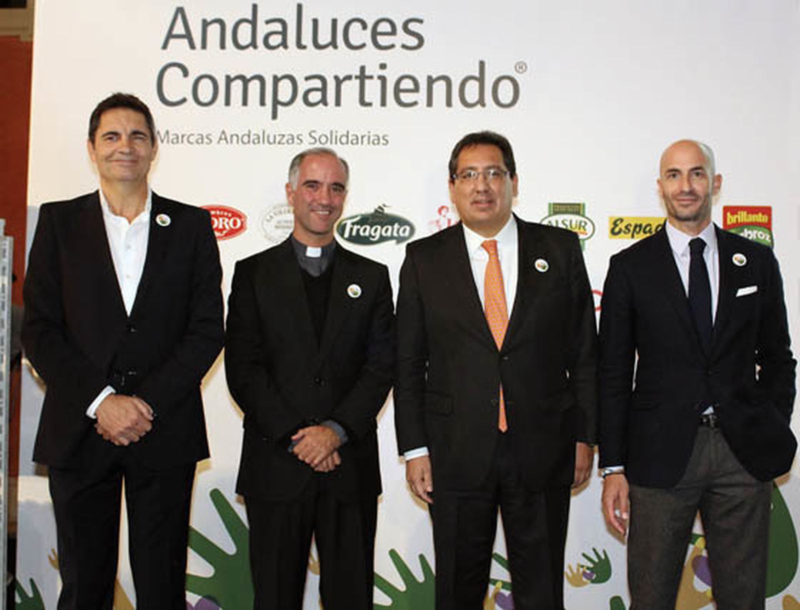 El periodista Rafael Cremades, presentador de la gala; el sacerdote Ignacio Jiménez Sánchez-Dalp, en representación de Cáritas, y los presidentes de Fundación Cajasol, Antonio Pulido, y de Lándaluz, Álvaro Guillén, impulsores de 'Andaluces Compartiendo'.  Foto: Victoria Ramírez