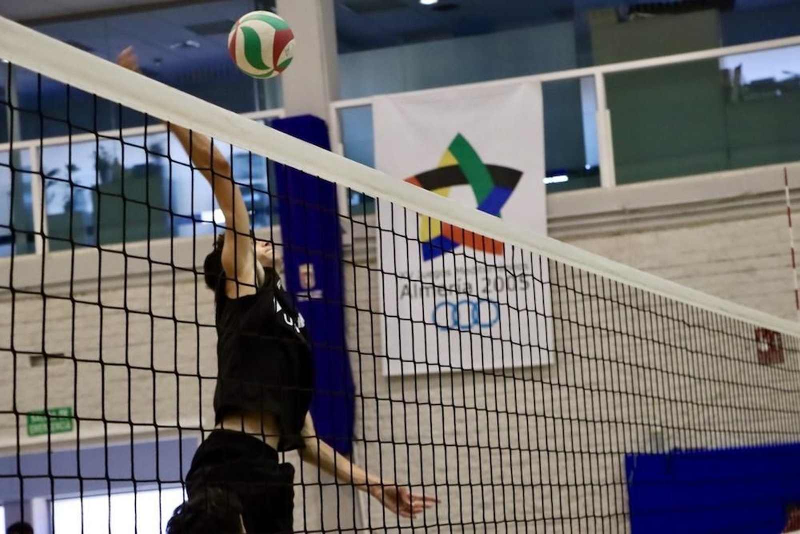 El central catalán en plena ejecución de un remate durante una sesión de entrenamiento en el Pabellón Moisés Ruiz.