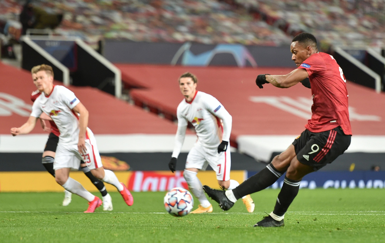 Martial marca de penalti en un Manchester United-Leipzig de la Europa League 2021.