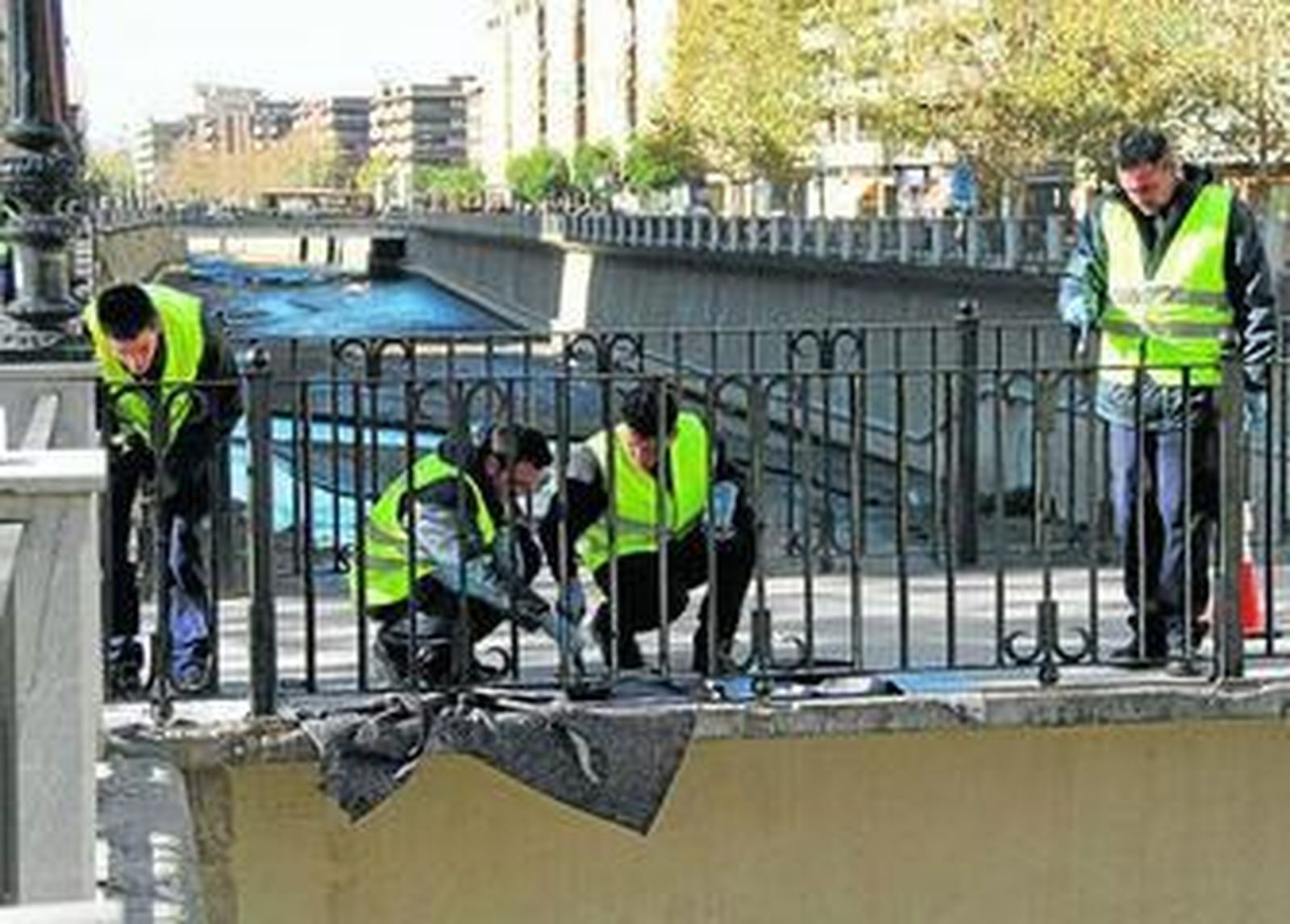 1. Un grupo de personas adecenta la barandilla del río desde hace unos días. 2. Sergio Díaz es el encargado de la cuadrilla. 3 y 5. También hay chicos informando sobre los itinerarios del nuevo sistema de movilidad. 4. Marta Comino y Elisabeth Sánchez informan a los vecinos del Zaidín de los programas que oferta el plan PIMA y la oferta de ocio de la capital. 6. Aníbal Sánchez y Francisco Javier Callejón te llevan las bolsas de la compra a casa.