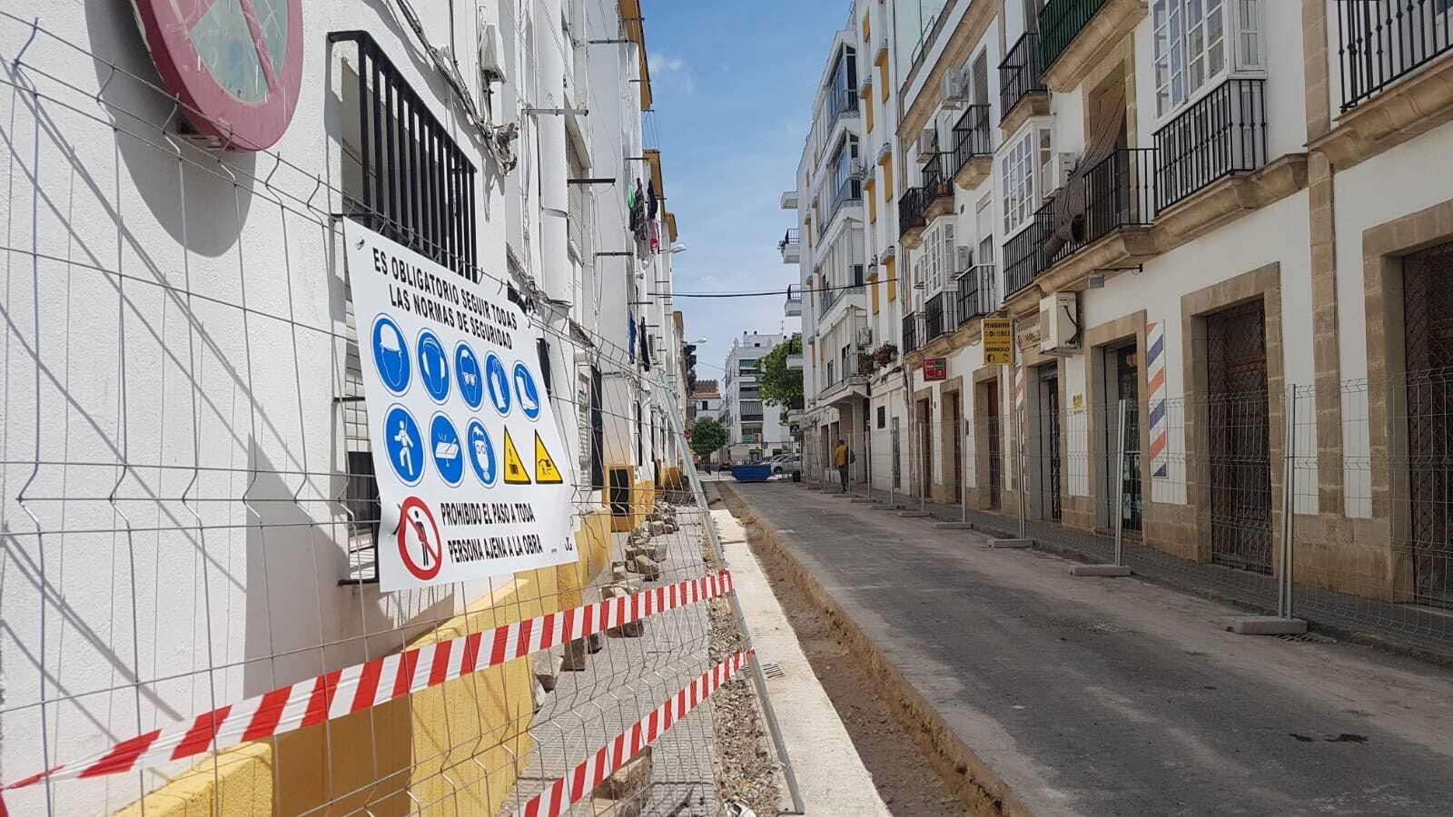 La acera izquierda  de Ximénez Sandoval está en fase de ampliación y posteriormente se hará la derecha.