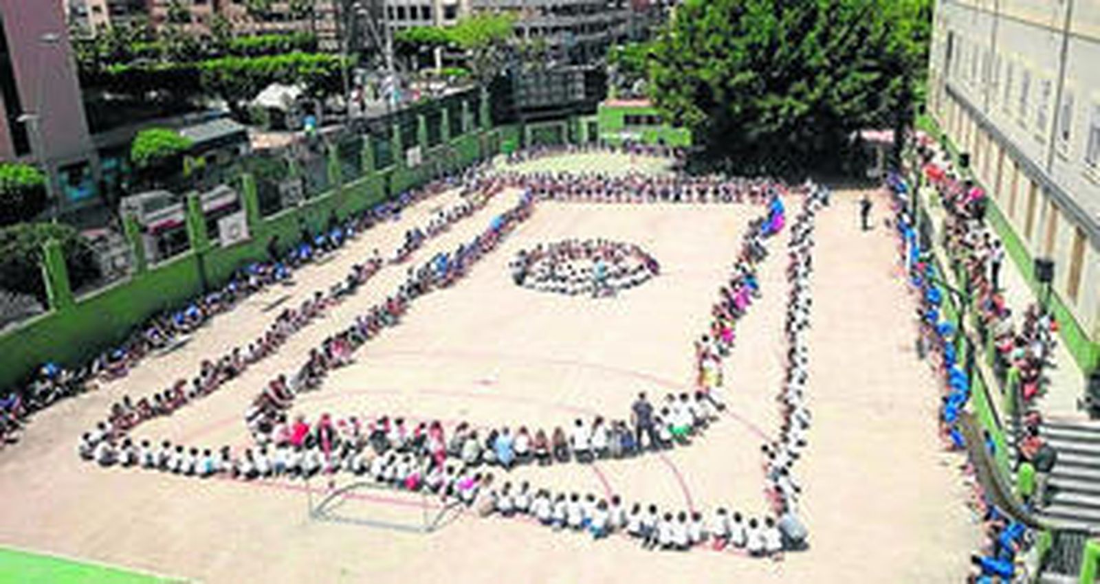 Los 1.300 alumnos de los colegios de La Salle de Almería participaron en el aerobaile, una de las actividades más espectaculares celebradas este año.