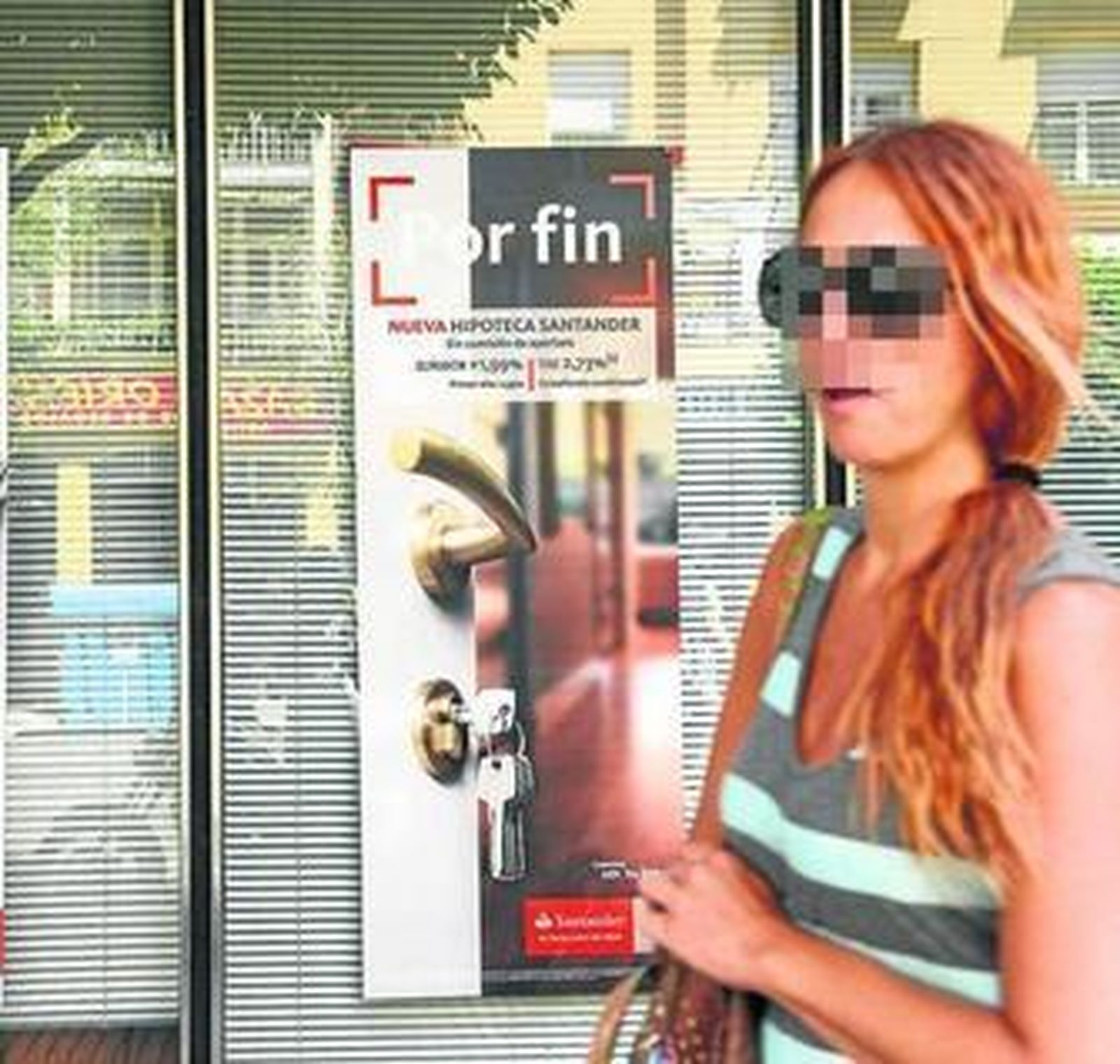Una mujer pasa junto a una entidad bancaria en una imagen de archivo.