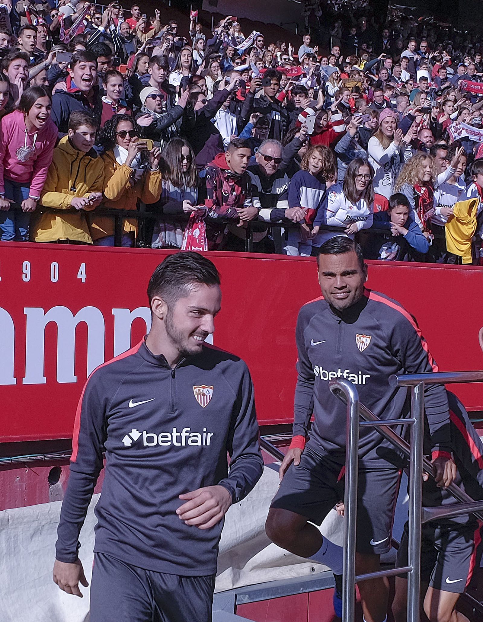 Multitudinario entrenamiento a puerta abierta del Sevilla en el Sánchez-Pizjuán