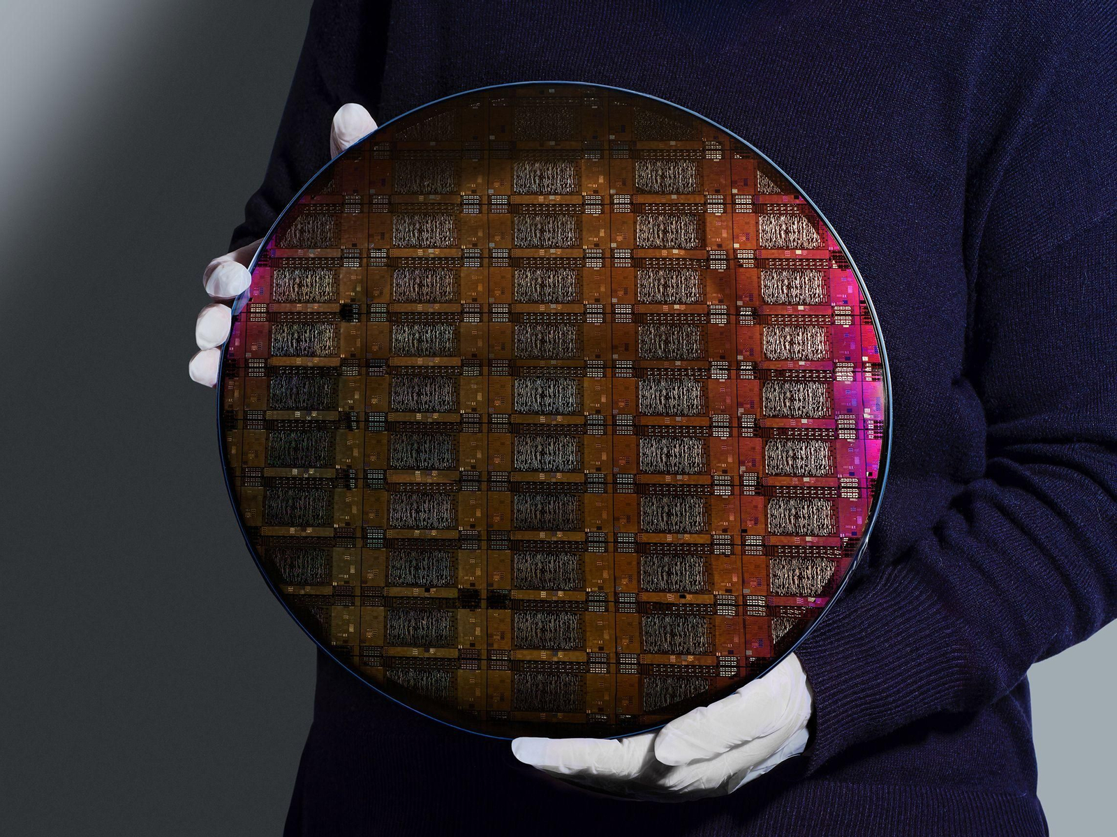 Una oblea de 300mm del procesador IBM Quantum Loon