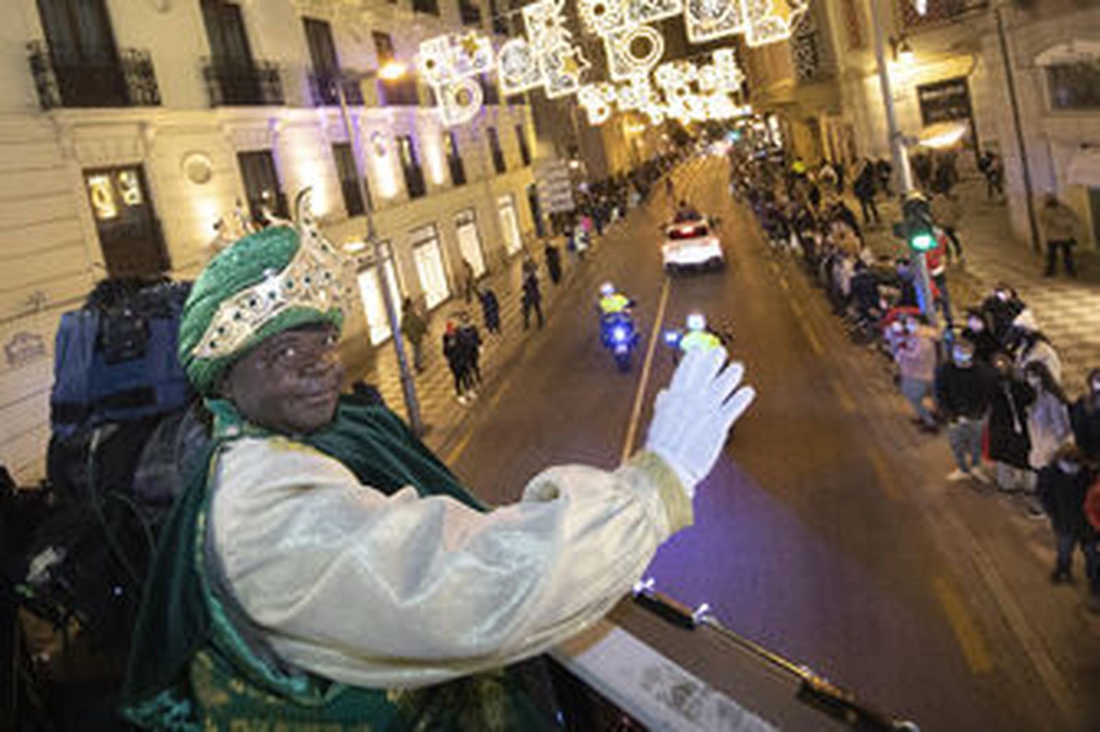 Fotos: así ha sido el recorrido en autobús de los Reyes Magos por Granada