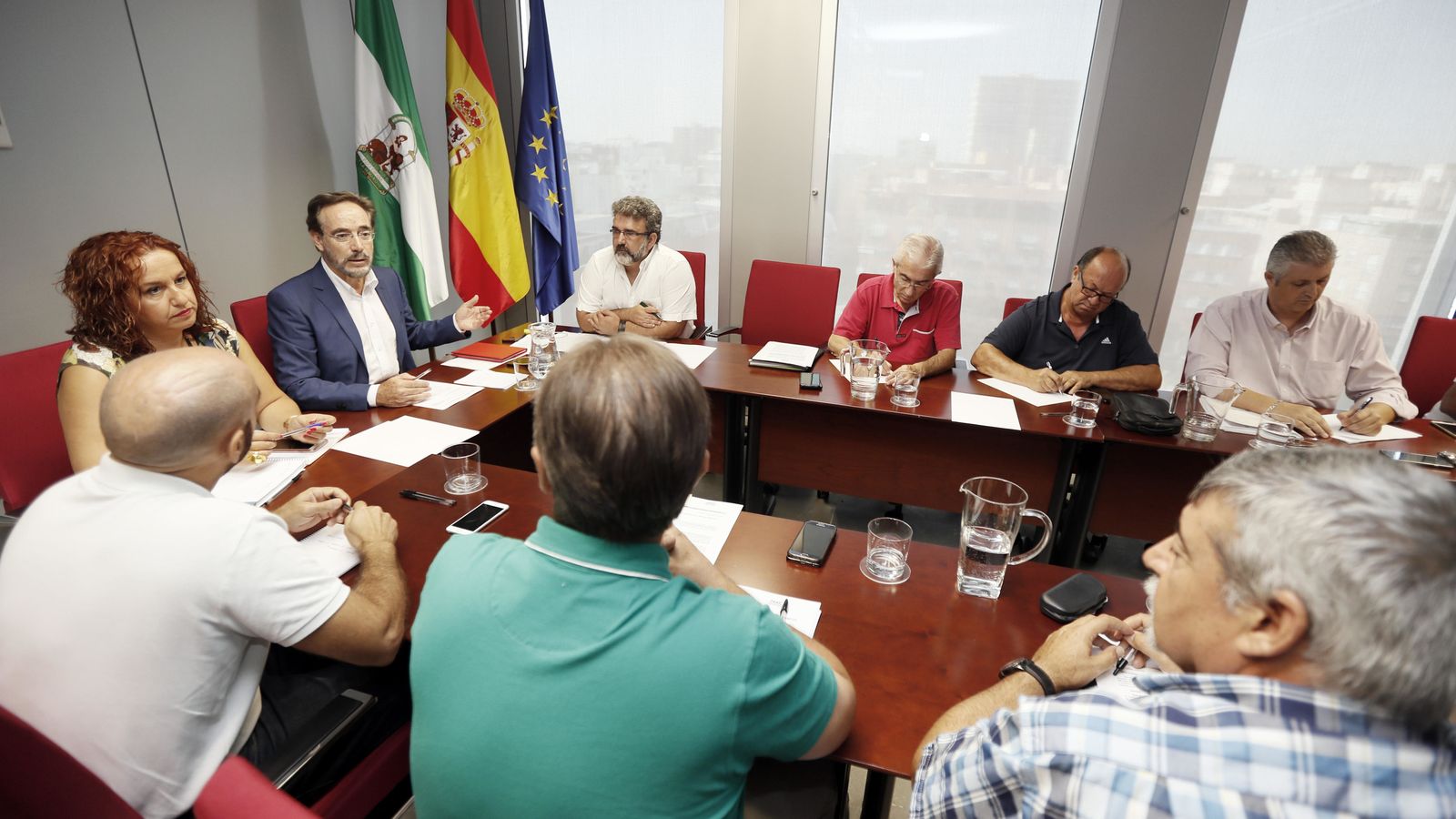 Reunión en Sevilla entre el sector del taxi y el consejero de Fomento.
