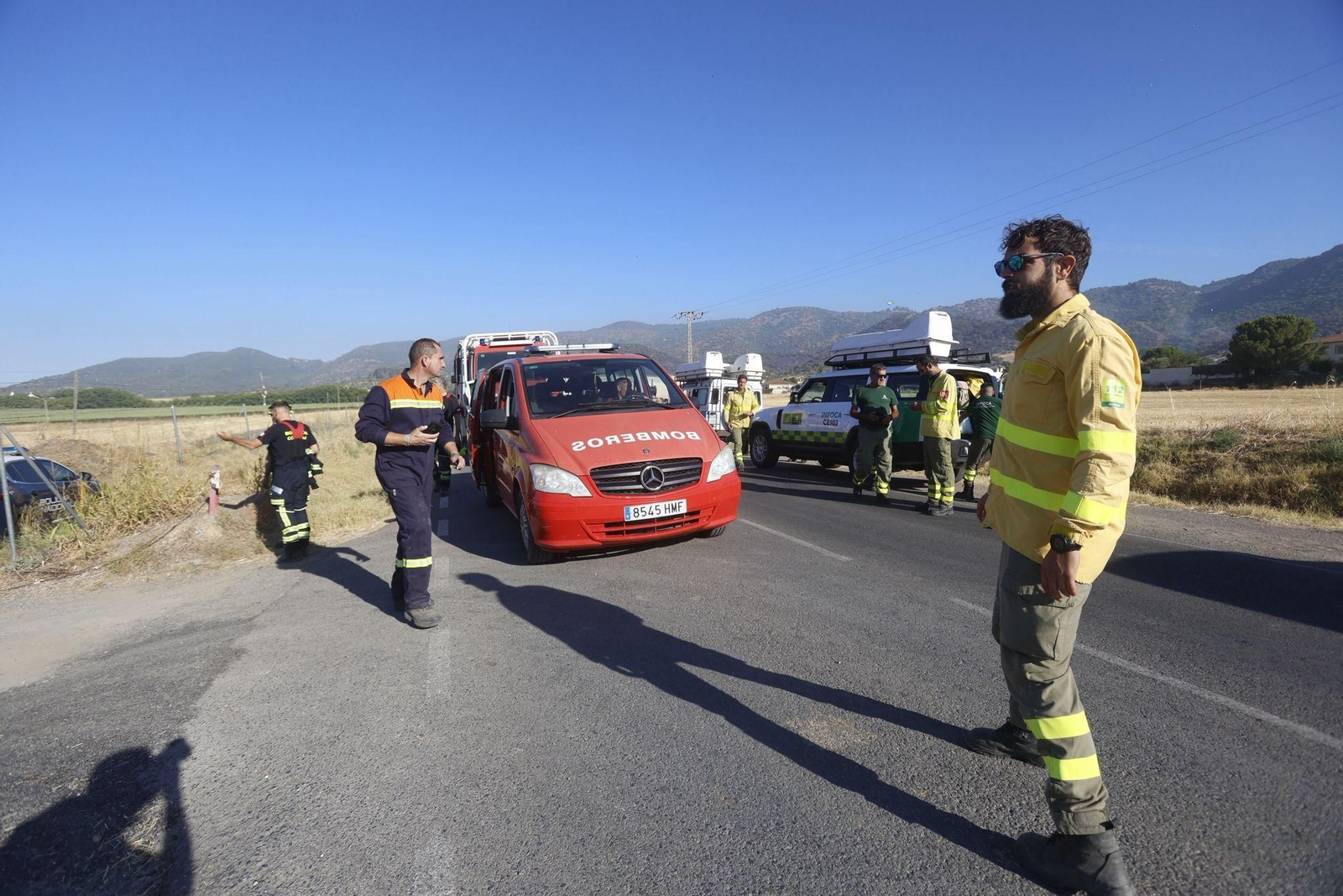 Efectivos del Plan Infoca y de los Bomberos en la zona del incendio.
