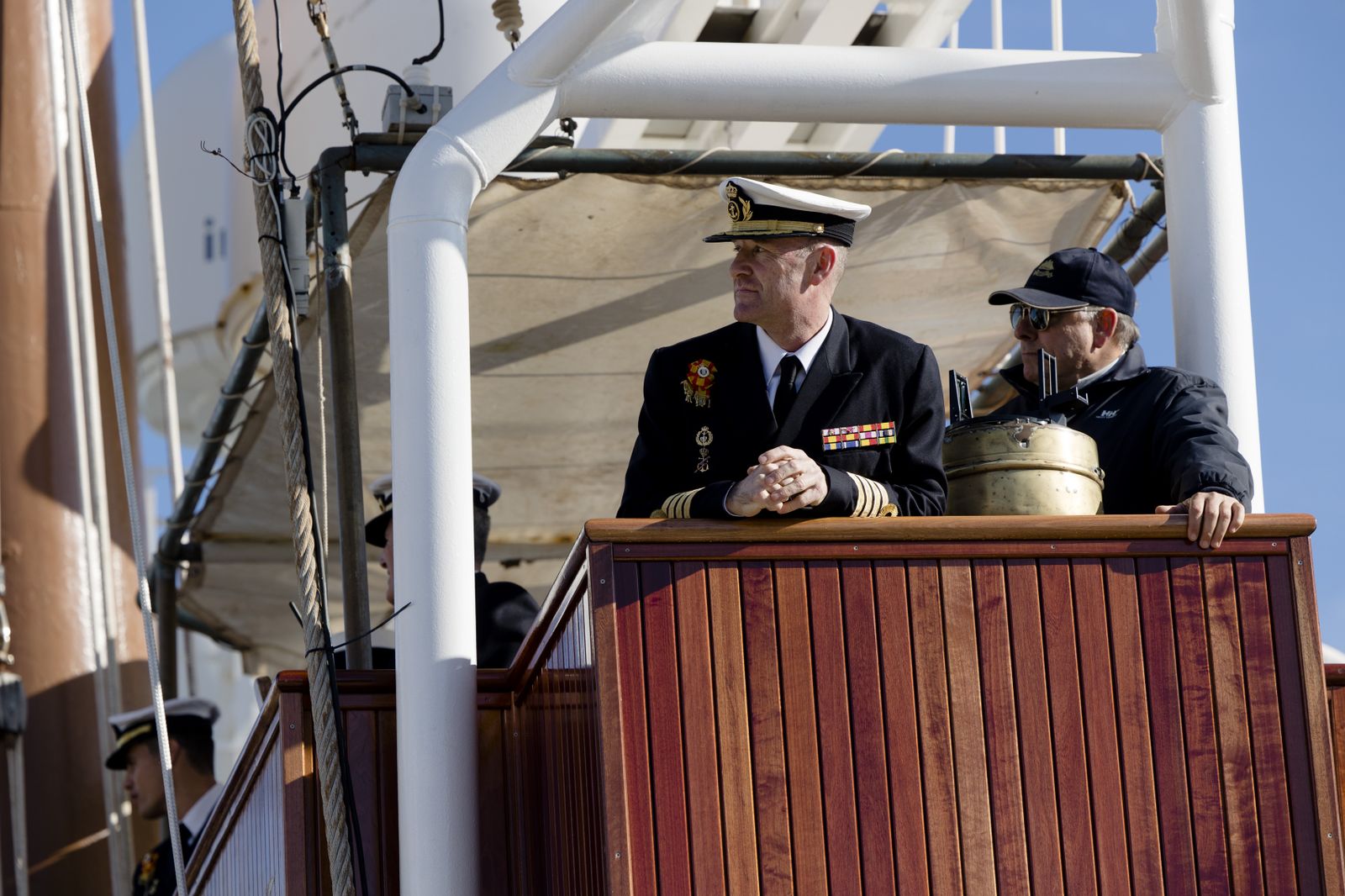 Las imágenes de la salida del buque  "Juan Sebastián de Elcano" del muelle de Cádiz.