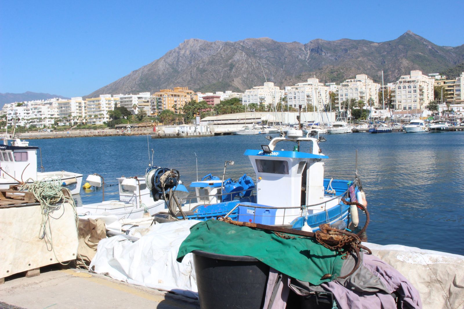 Vista general del Puerto de La Bajadilla, en Marbella.