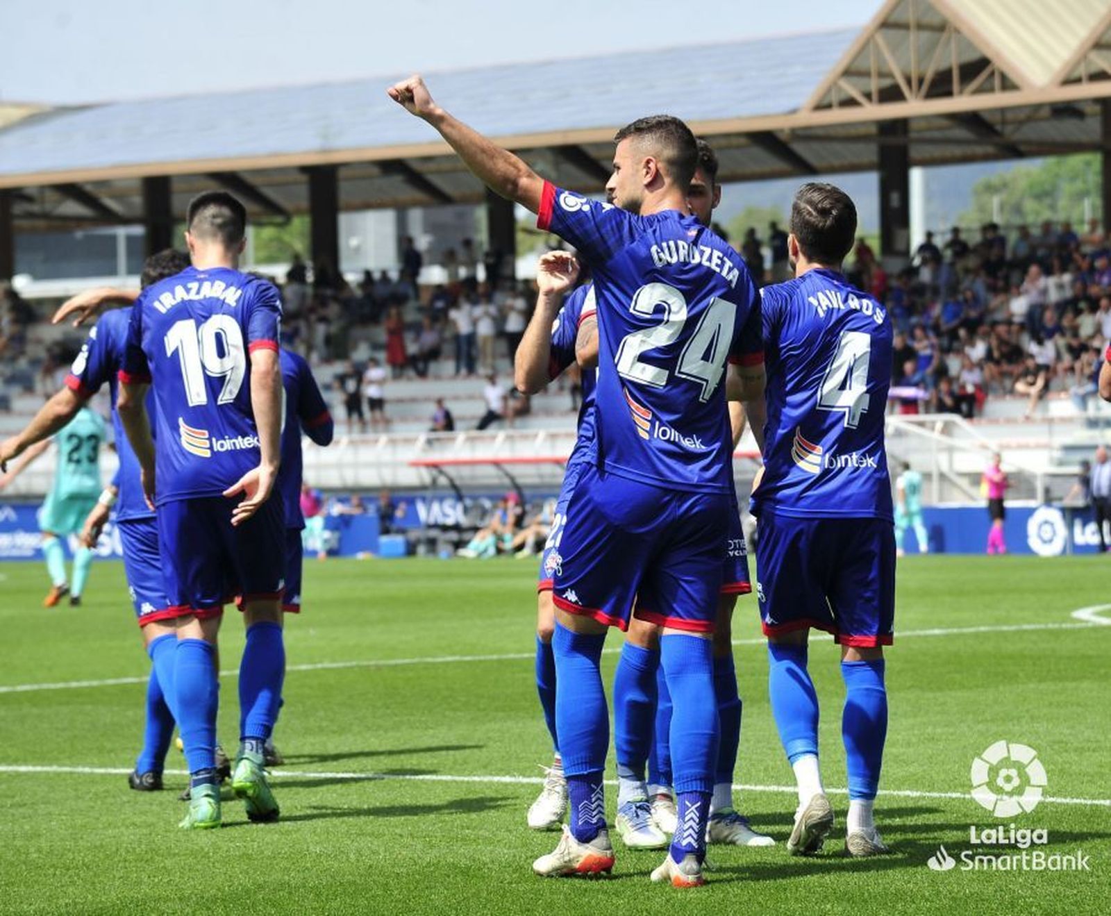 El Amorebieta celebra su gol al Huesca