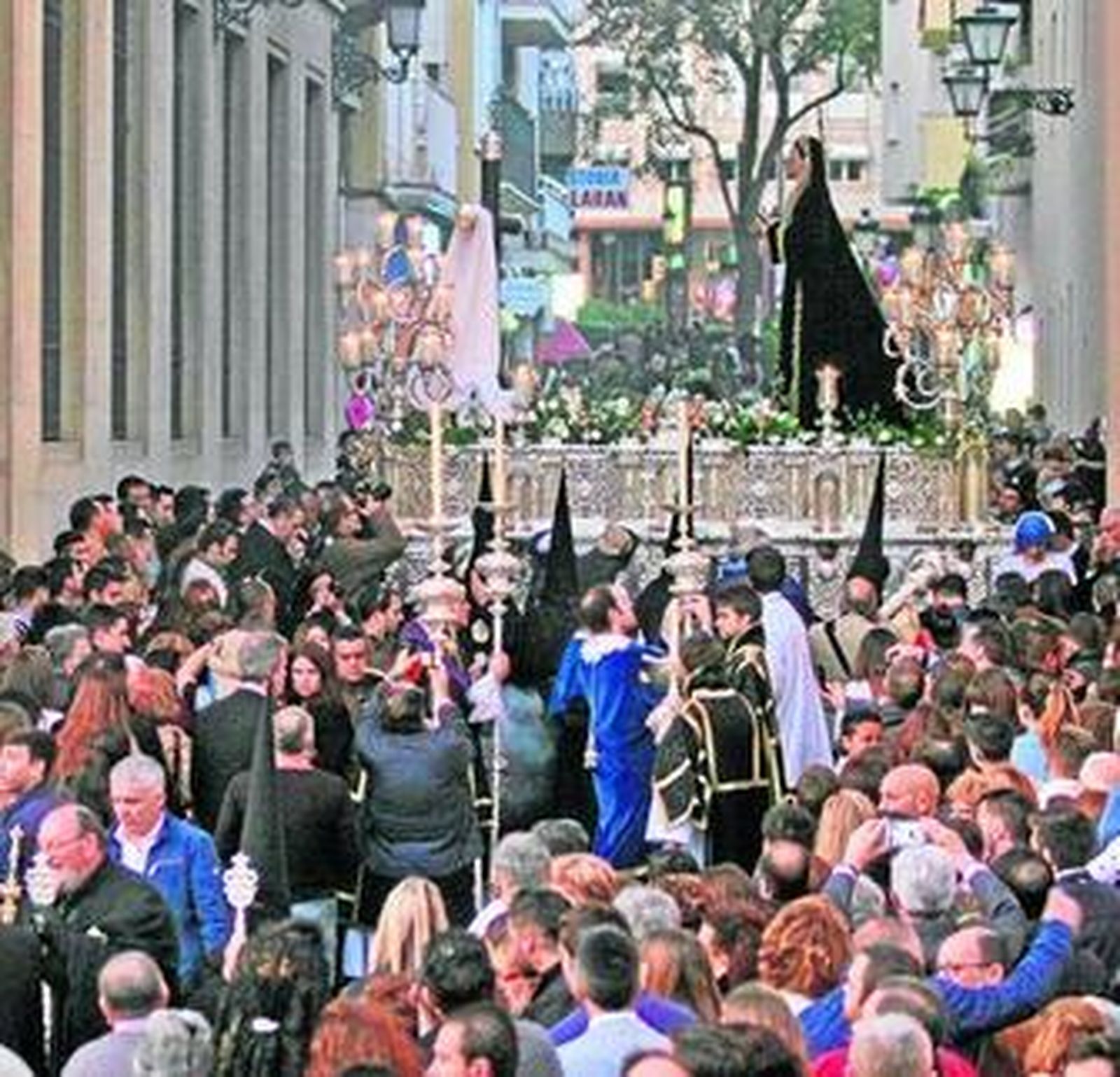 El paso de misterio del Cristo de la Buena Muerte, uno de los más bellos de Andalucía, cruza la plaza de las Monjas tras abandonar su templo.