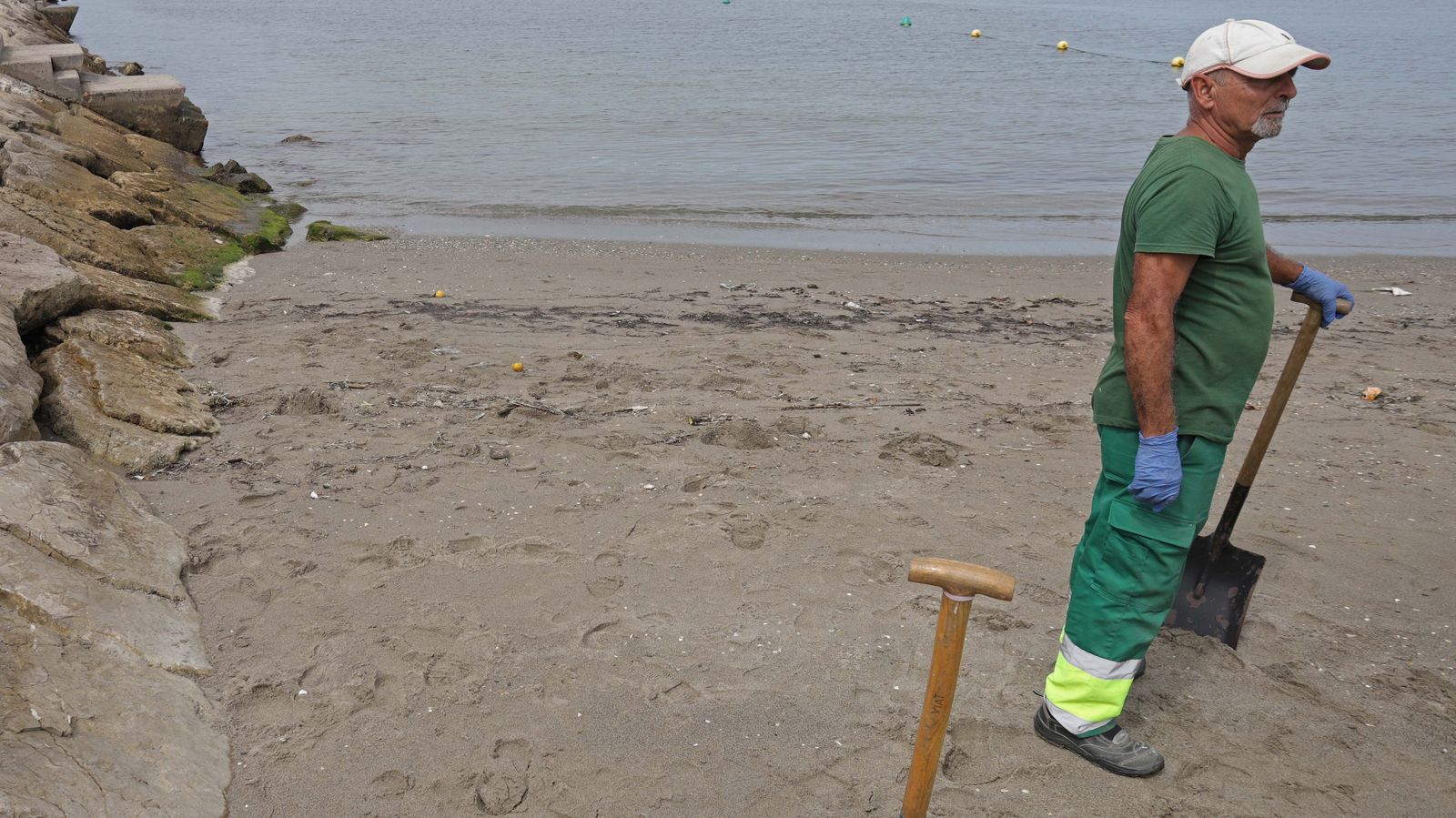 Fotos del buque hundido en Gibraltar y vertido en la playa de Poniente de La Línea
