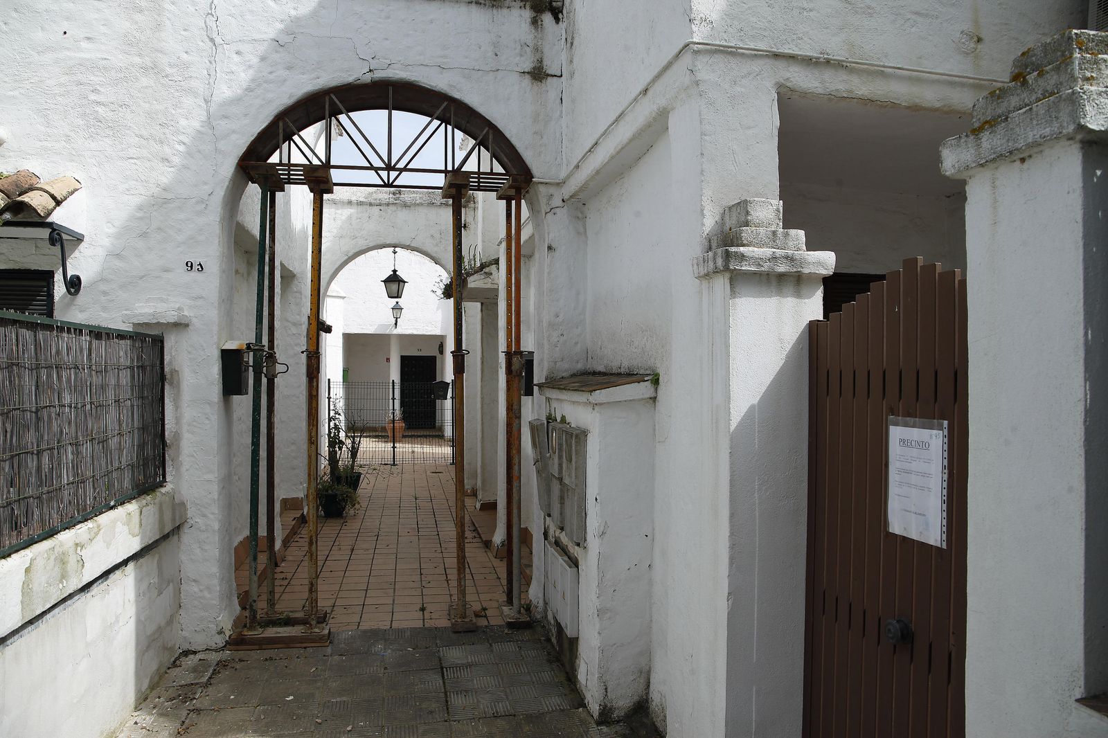 Algunas de las viviendas apuntaladas por el riesgo de desplome en el borde de la ladera de Sport Aljarafe, en una imagen de archivo.