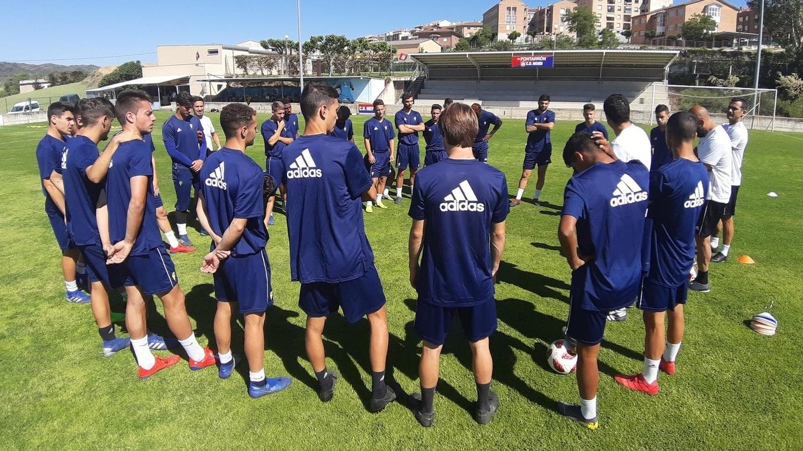 La plantilla cadista atiende a la charla de Pavón en el último entrenamiento, efectuado en tierras navarras.