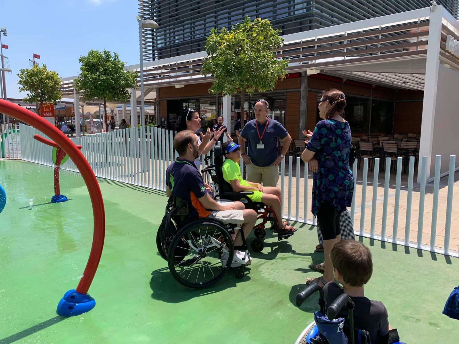 Zuasti con la gerencia de Luz Shopping en los espacios acuáticos inclusivos, días atrás.