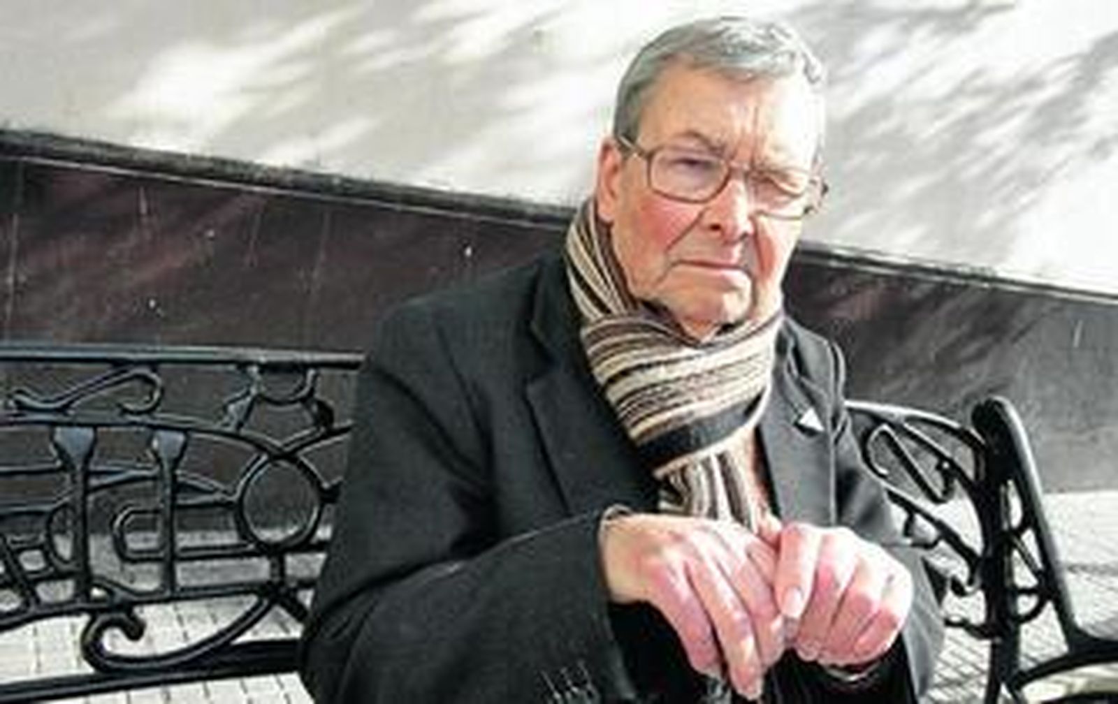 Juan José del Águila, autor del cuadro de la Piedad que ya posee el Vaticano, posa sentado en un banco en la plaza de San Francisco.