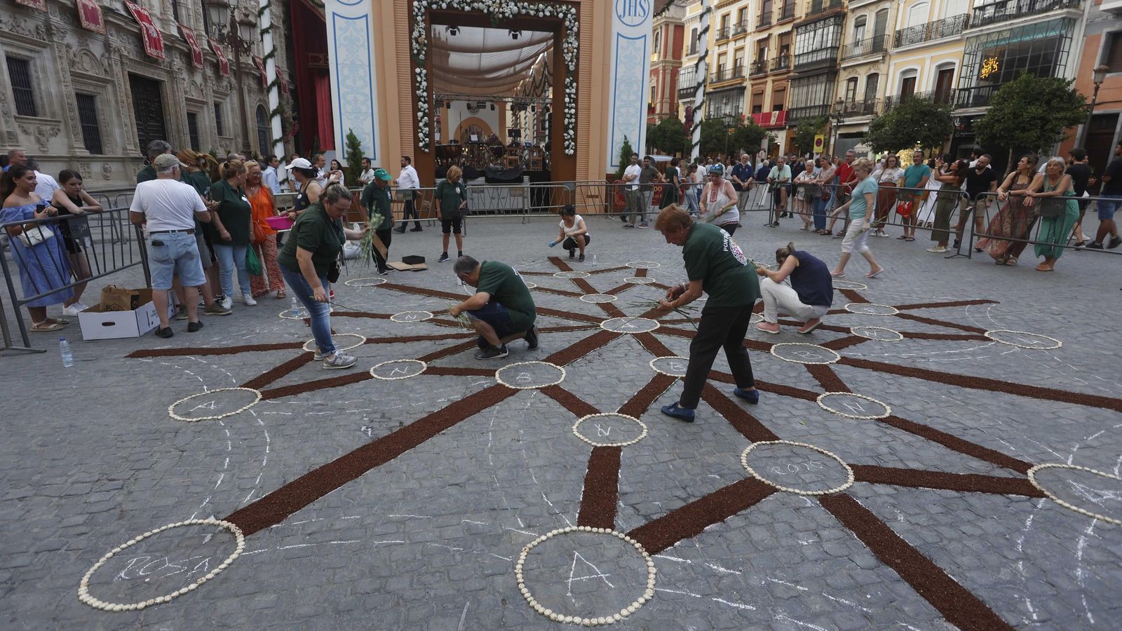 Montaje de la alfombra de flores por los alfombristas gallegos.