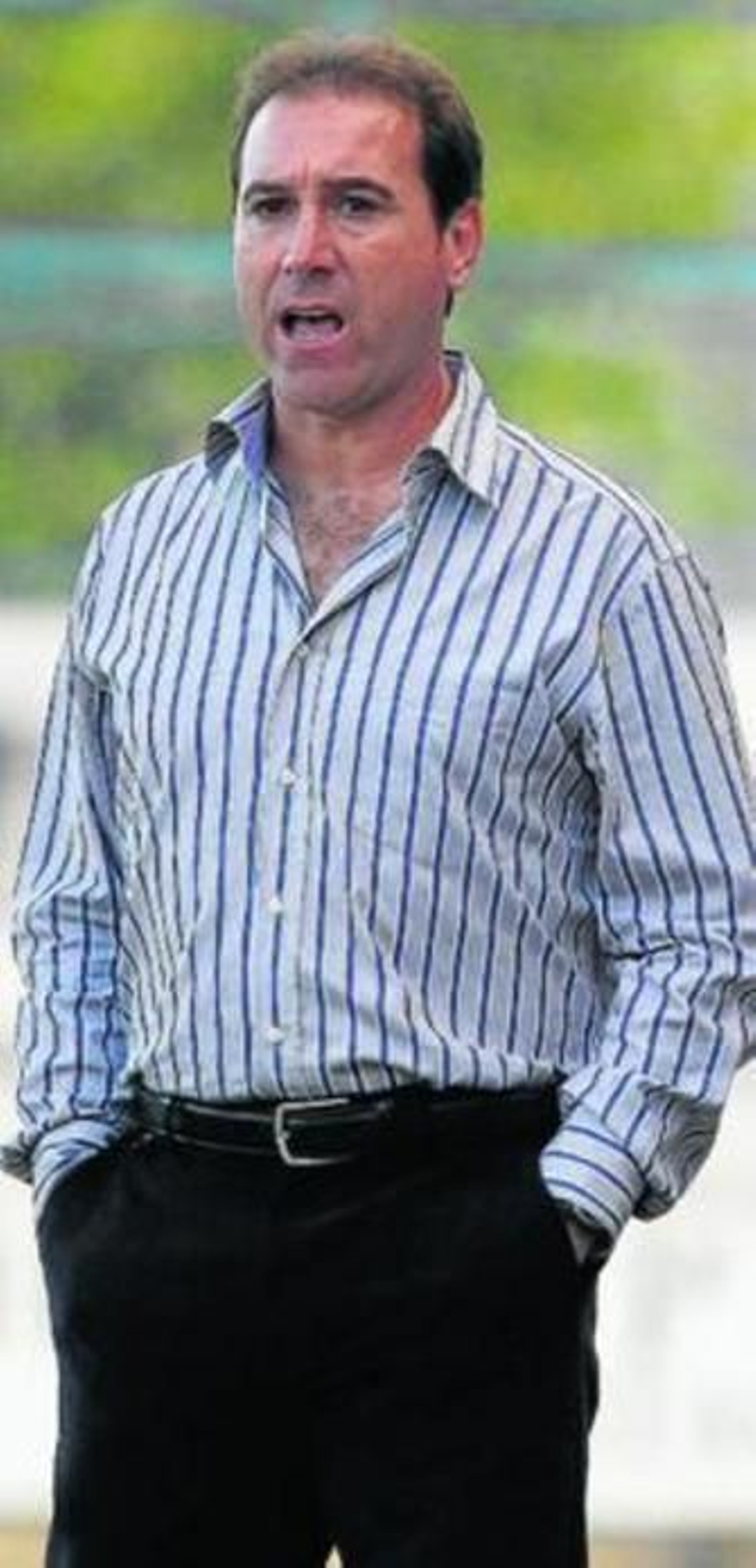 Manolo Zúñiga da órdenes durante un encuentro del Écija.