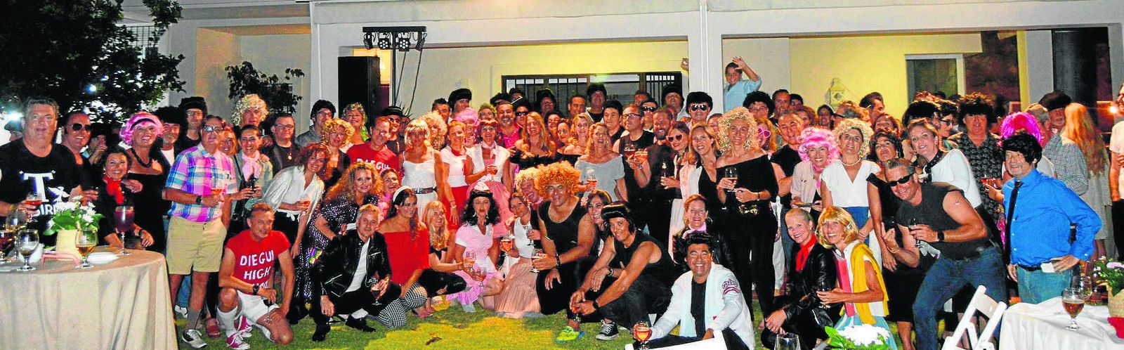 El anfitrión Diego Joly y su mujer Ángela Benavente, con el grupo de familiares y amigos que asistieron a la celebración del cincuenta cumpleaños, todos ellos ambientados en el musical de Grease.