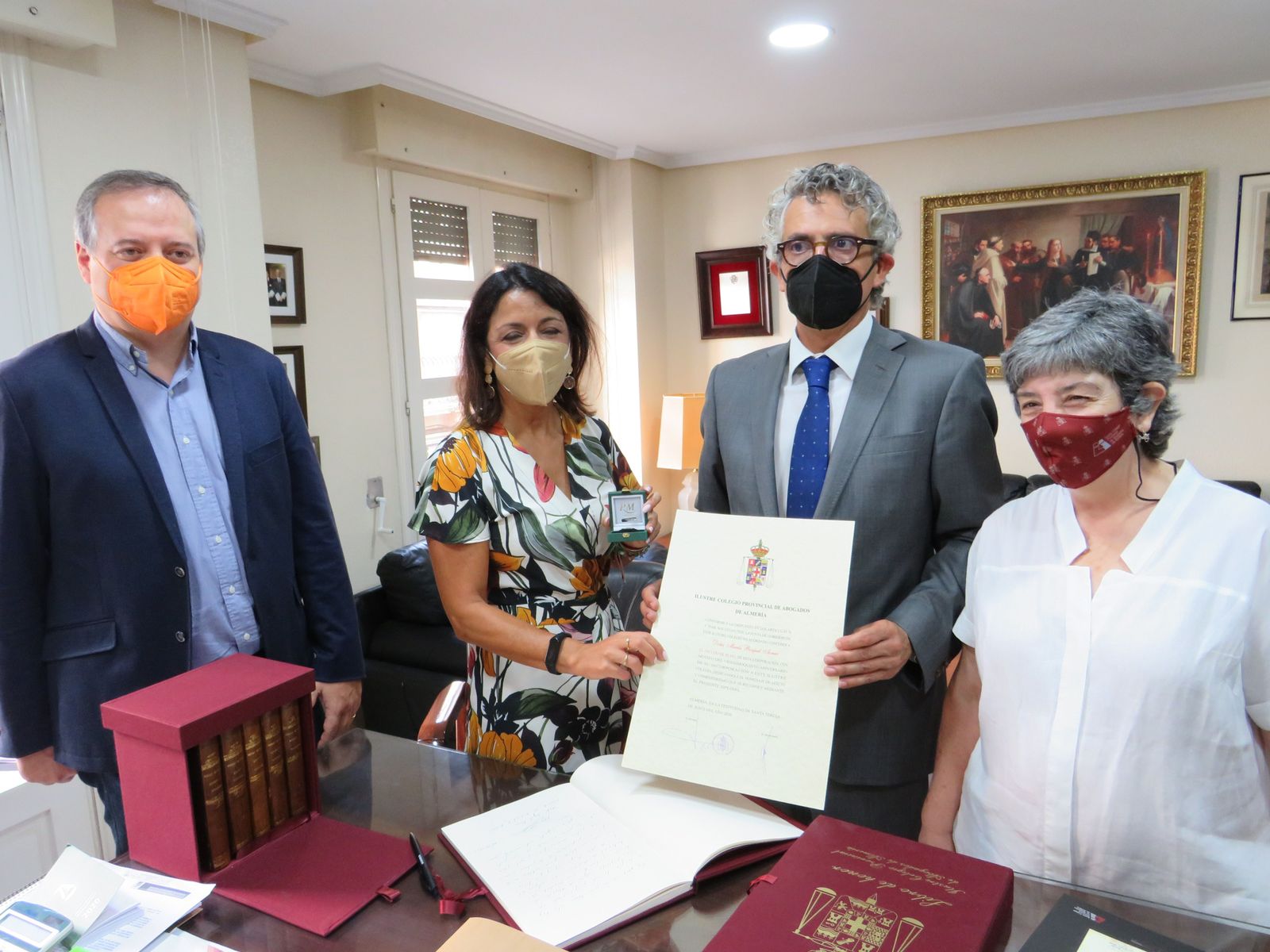 Marta Bosquet recoge el escudo de plata por sus 25 años de colegiación de manos del decano de los abogados, Juan Luis de Aynat.