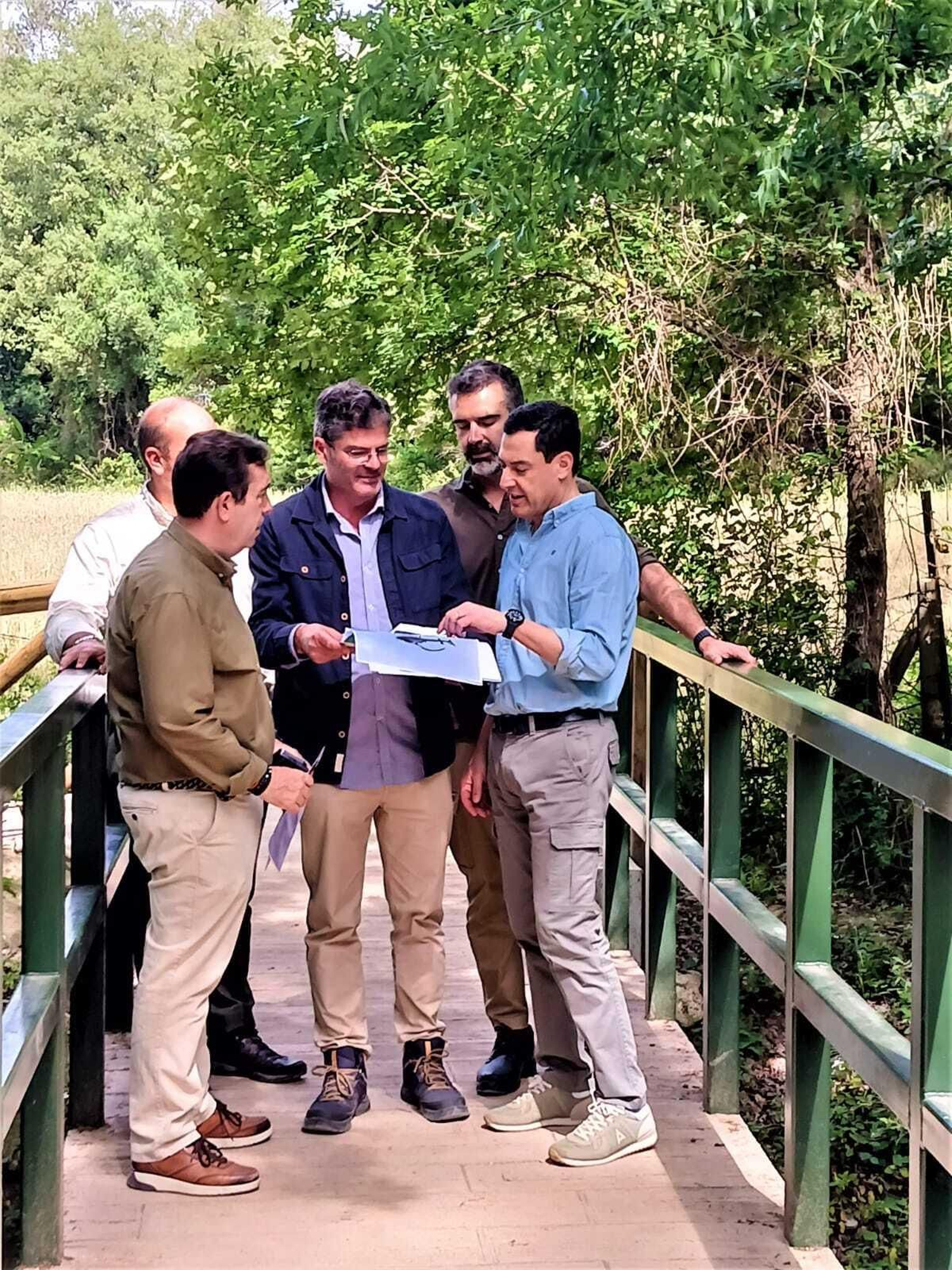 Juanma Moreno en el sendero del río Majaceite