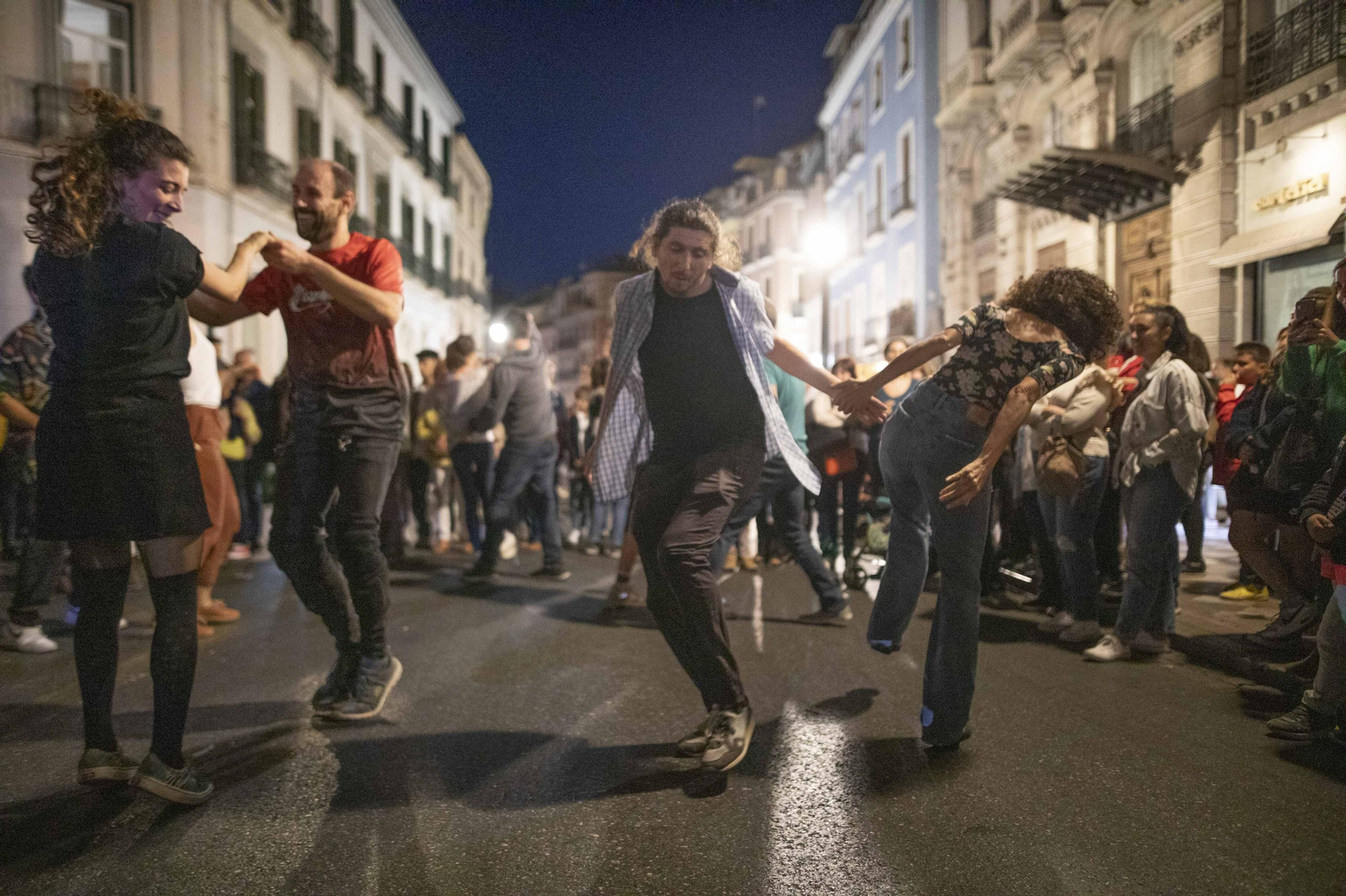 Las mejores fotos de la Noche en Blanco de Granada: del concierto de Xoel López a partidos de baloncesto