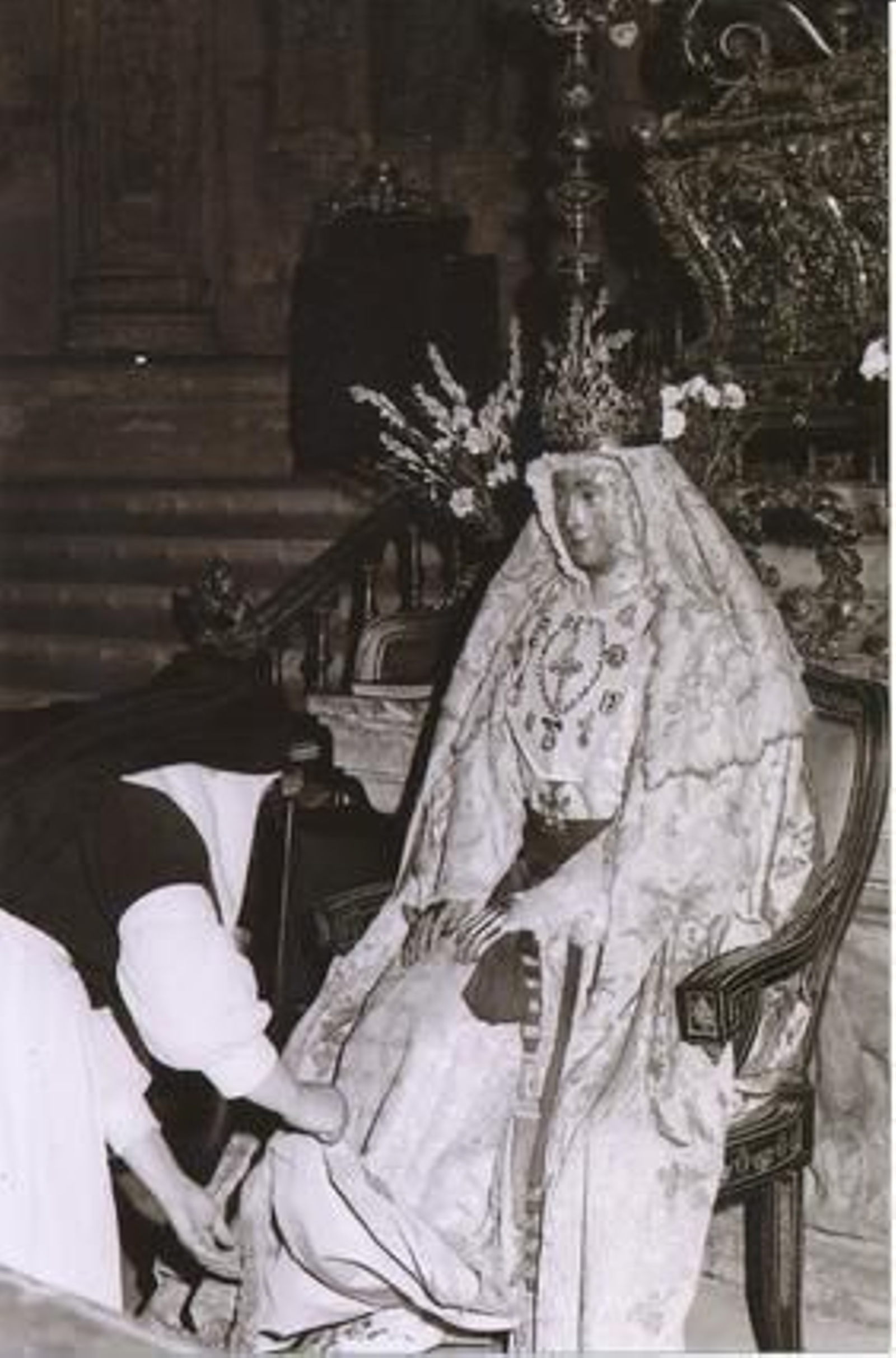 Las manos de las hermanas de la cruz. Una religiosa da los últimos retoques a la saya de la patrona para uno de sus besamanos.

Foto: Jesus Martin Cartaya