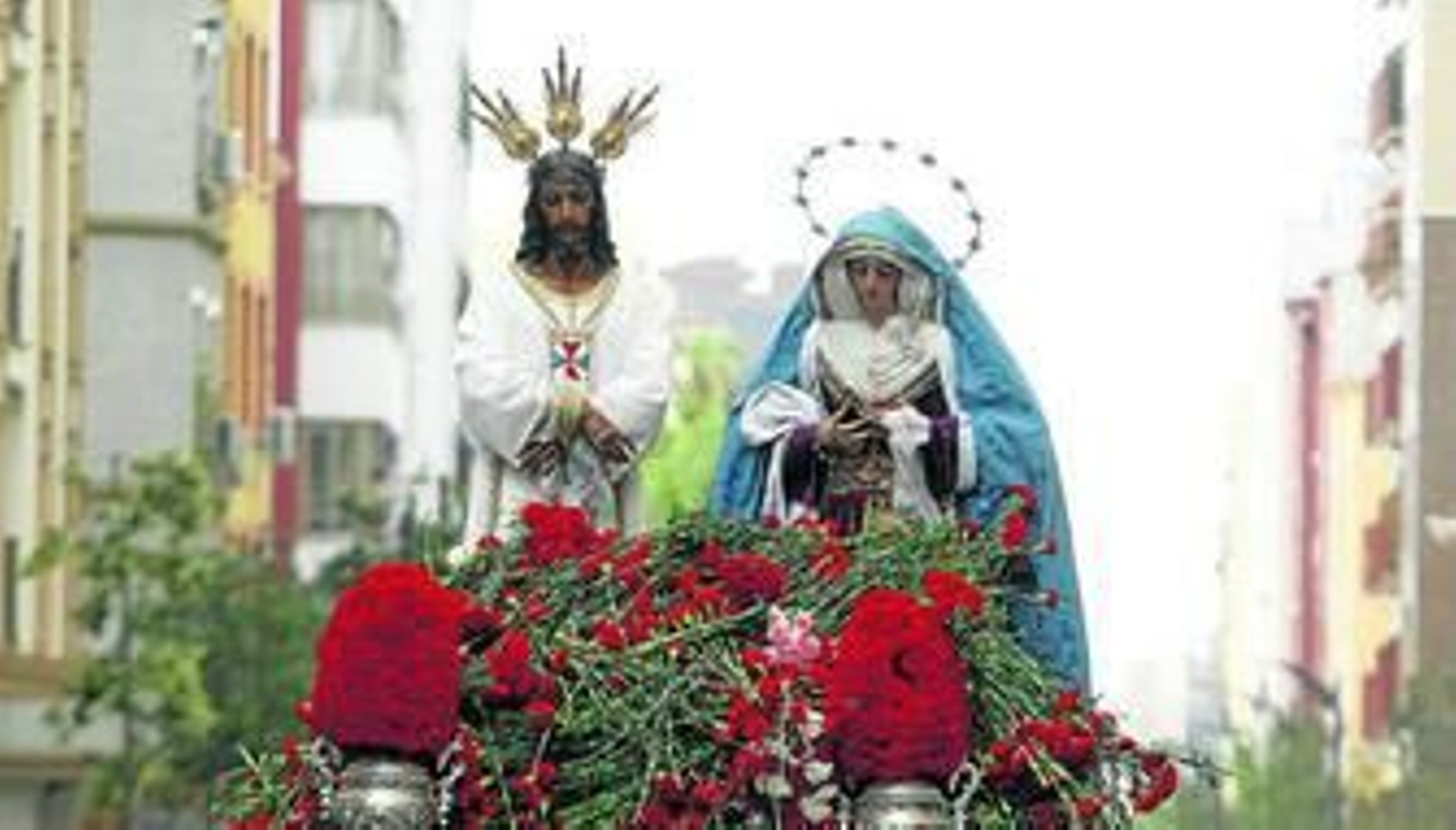 Nuestro Padre Jesús Cautivo y la Virgen de la Trinidad en un momento del traslado por el barrio de la Trinidad.