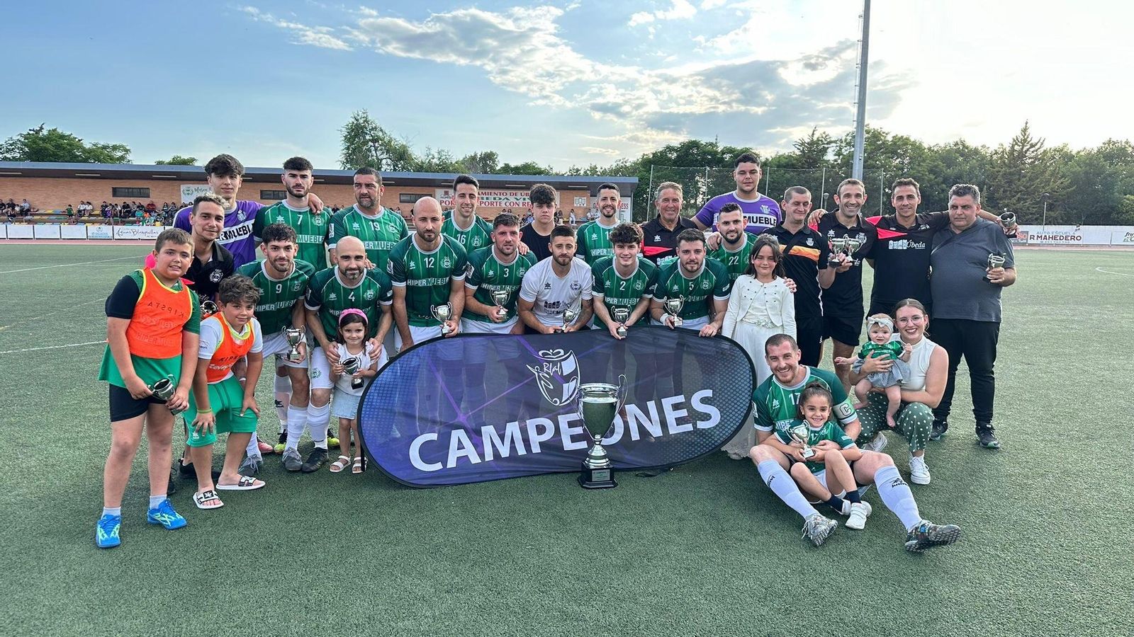 La plantilla y cuerpo técnico del CD Úbeda Viva posan con su trofeo de campeones de liga.