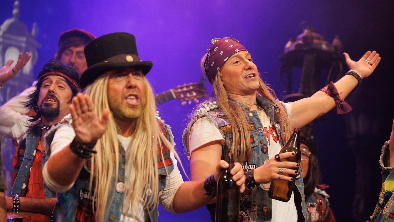 Búscate entre las mejores imágenes de la final del COAC 2025 del Carnaval de Cádiz