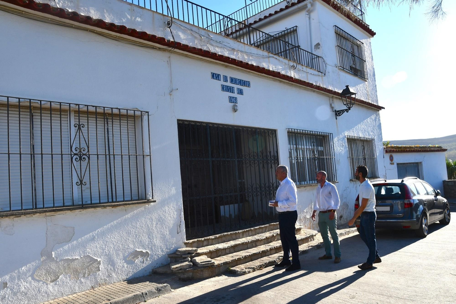 Juan Carlos Ruiz Boix,  junto a los concejales Juan Manuel Ordóñez y David Ramos, en una visita al inmueble Cristo Rey.
