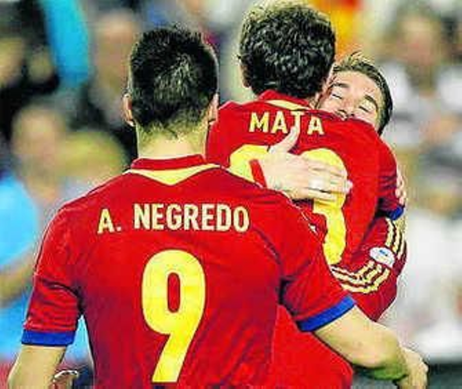 Mata, Ramos y Negredo festejan un gol.