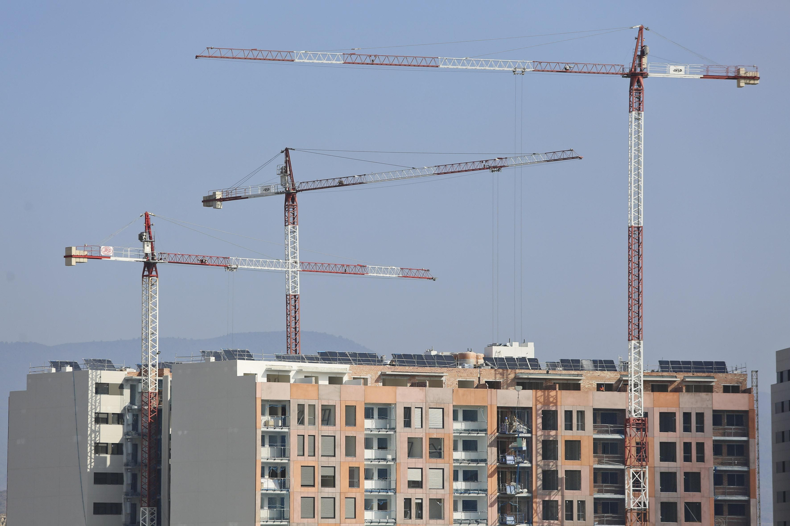 Imagen de archivo de varias promociones de viviendas en construcción.