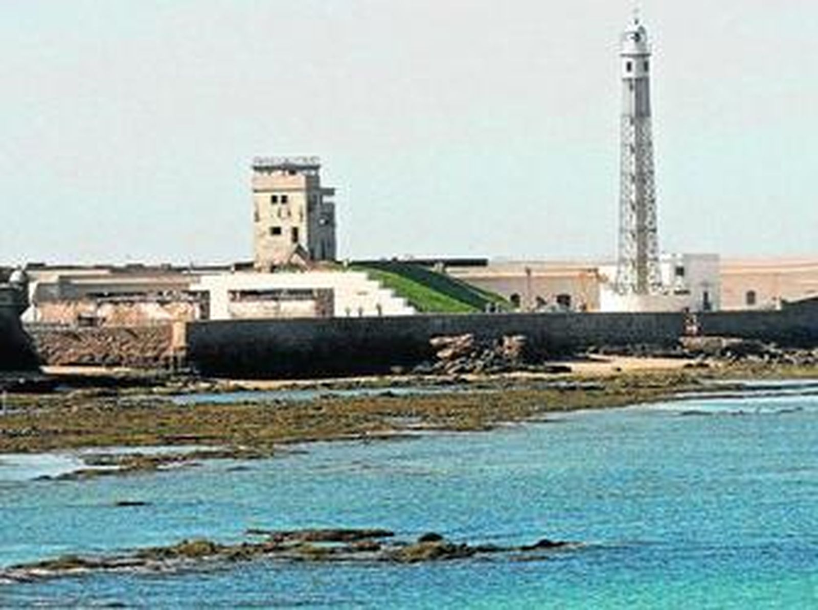 El castillo de San Sebastián, donde apenas se han rehabilitado las casamatas, visto desde el Centro de Arqueología Suratlántica.