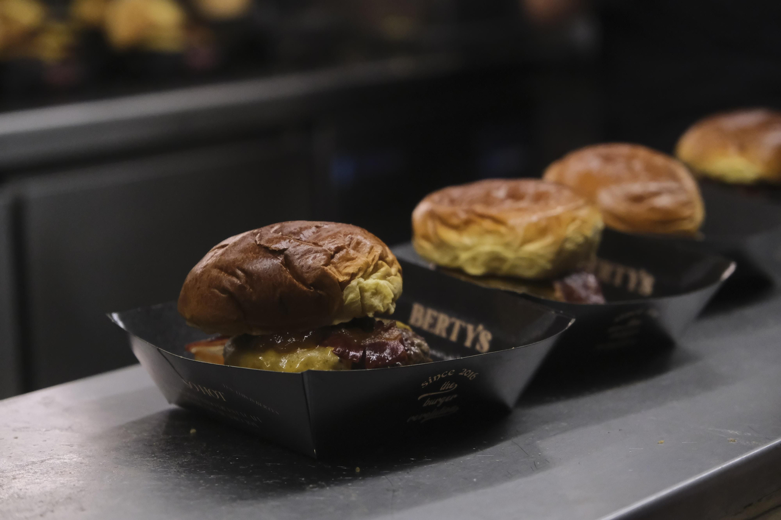Neón y brasas en El Vial: el lleno absoluto de The Champions Burger en Córdoba Neón y brasas en El Vial: el lleno absoluto de The Champions Burger en Córdoba
