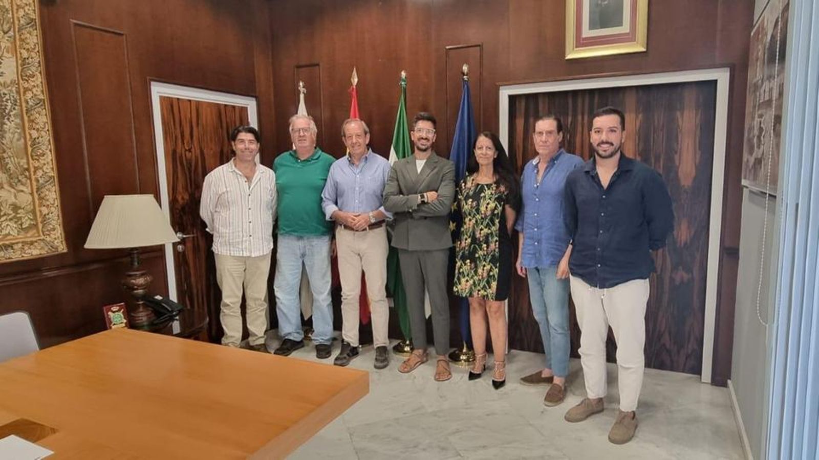 Foto de familia tras la presentación del nuevo director al alcalde de Andújar.