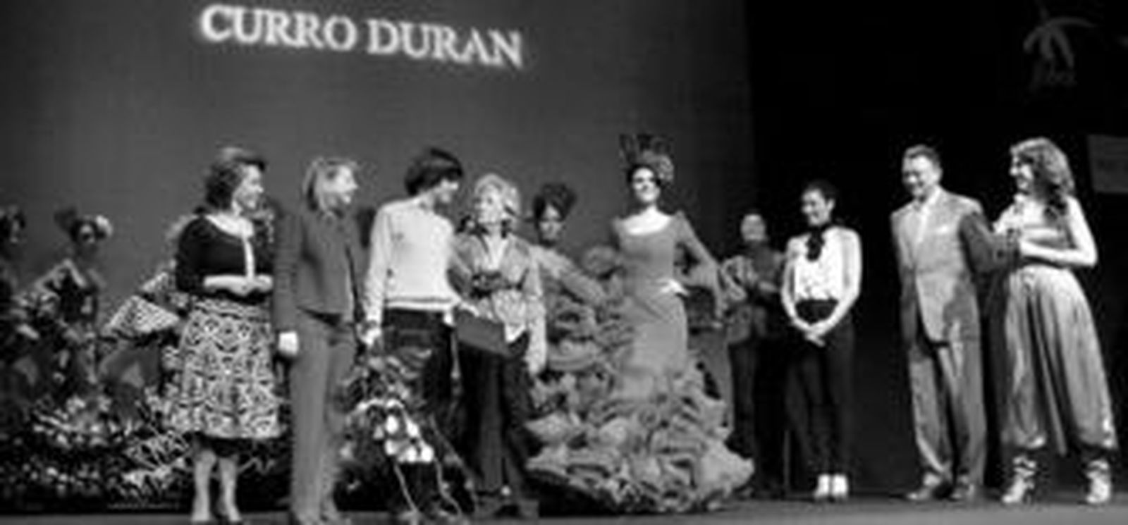 El diseñador Curro Durán recibe las felicitaciones por su colección tras ser nombrado ganador del certamen novel.