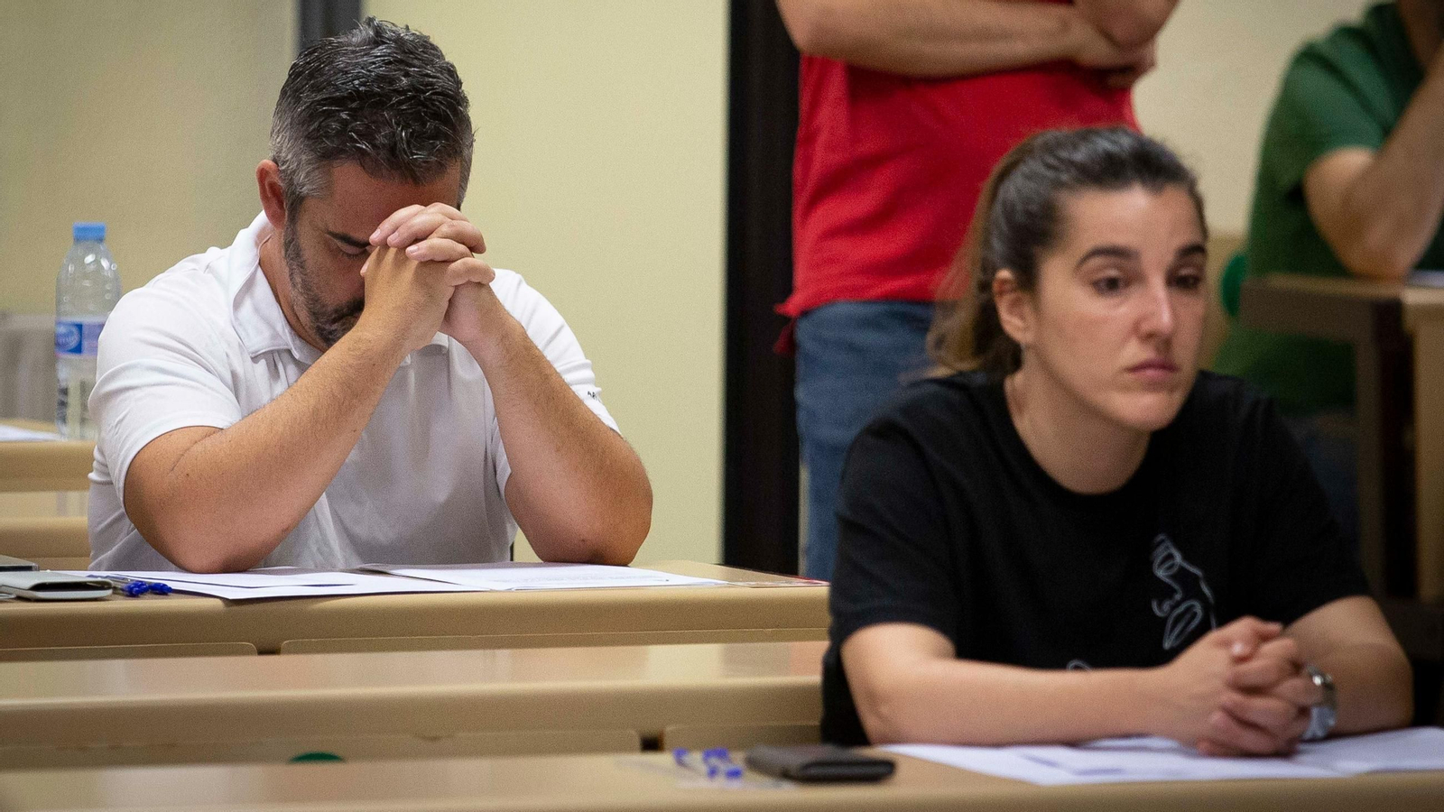 Oposicitores examinándose en la facultad de ciencias de Granada | Imagen de archivo