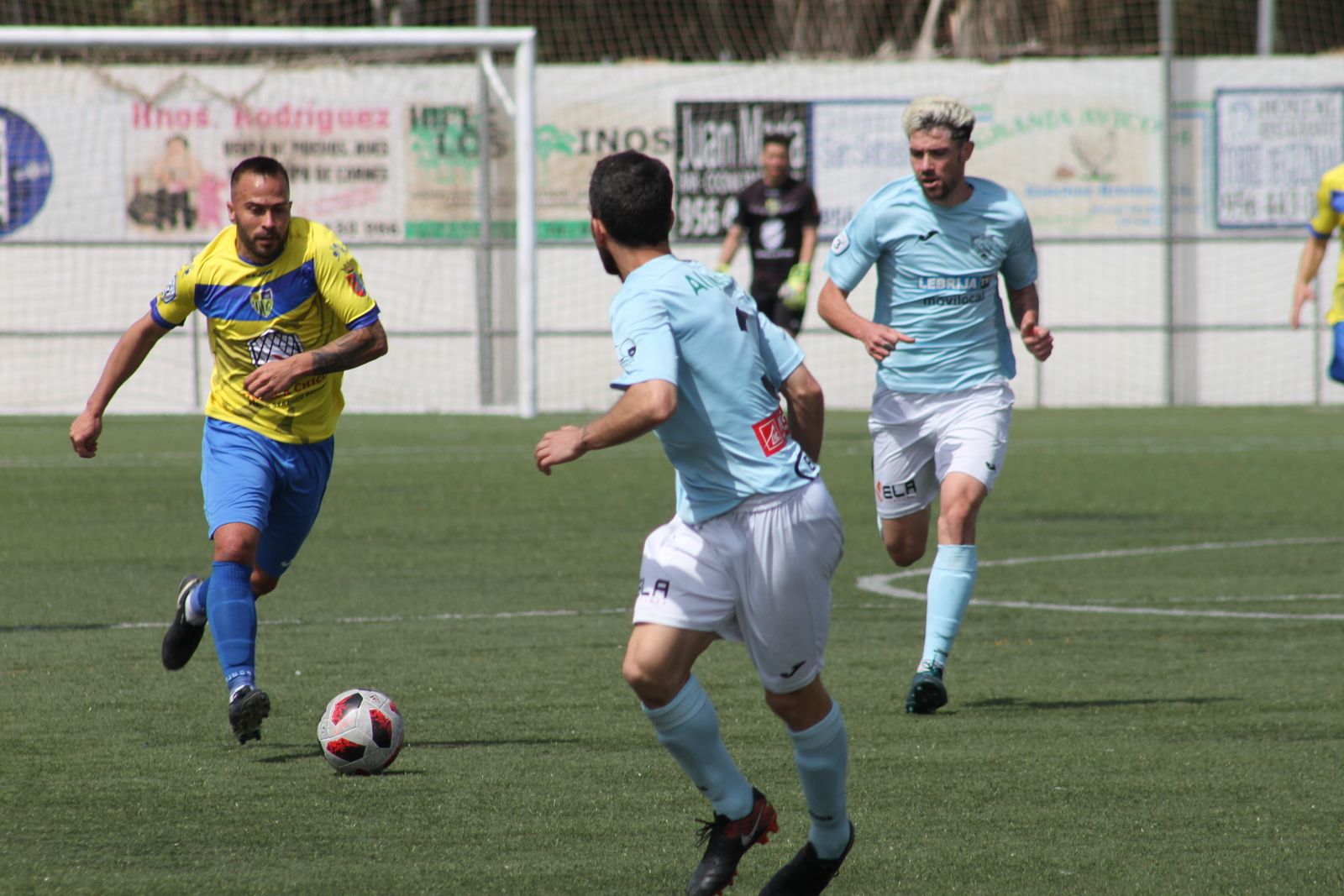 Fran Mejías conduce el esférico en un encuentro de la temporada recién concluida.