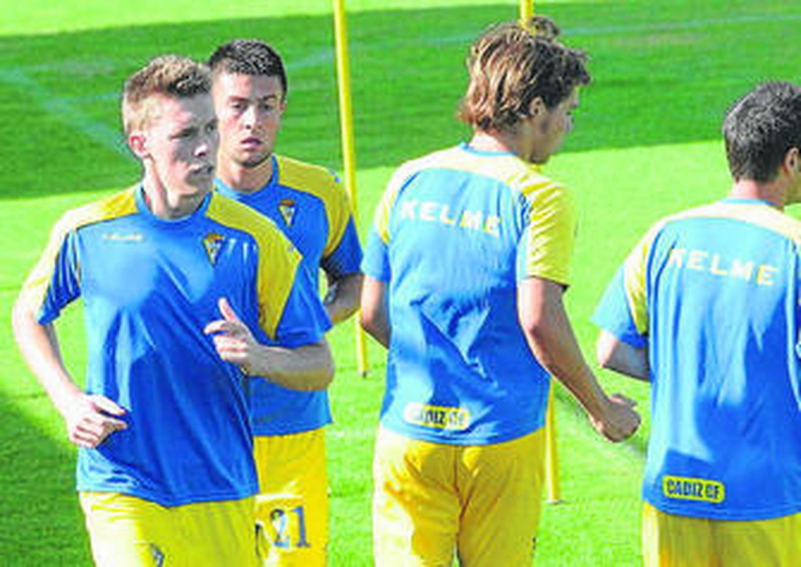 Tiri (izq.) corre en un entrenamiento con el Cádiz.
