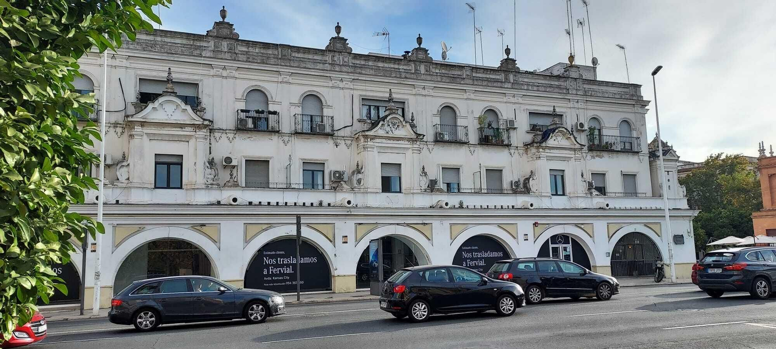 El antiguo almacén de maderas del Rey está frente al puente de Triana.