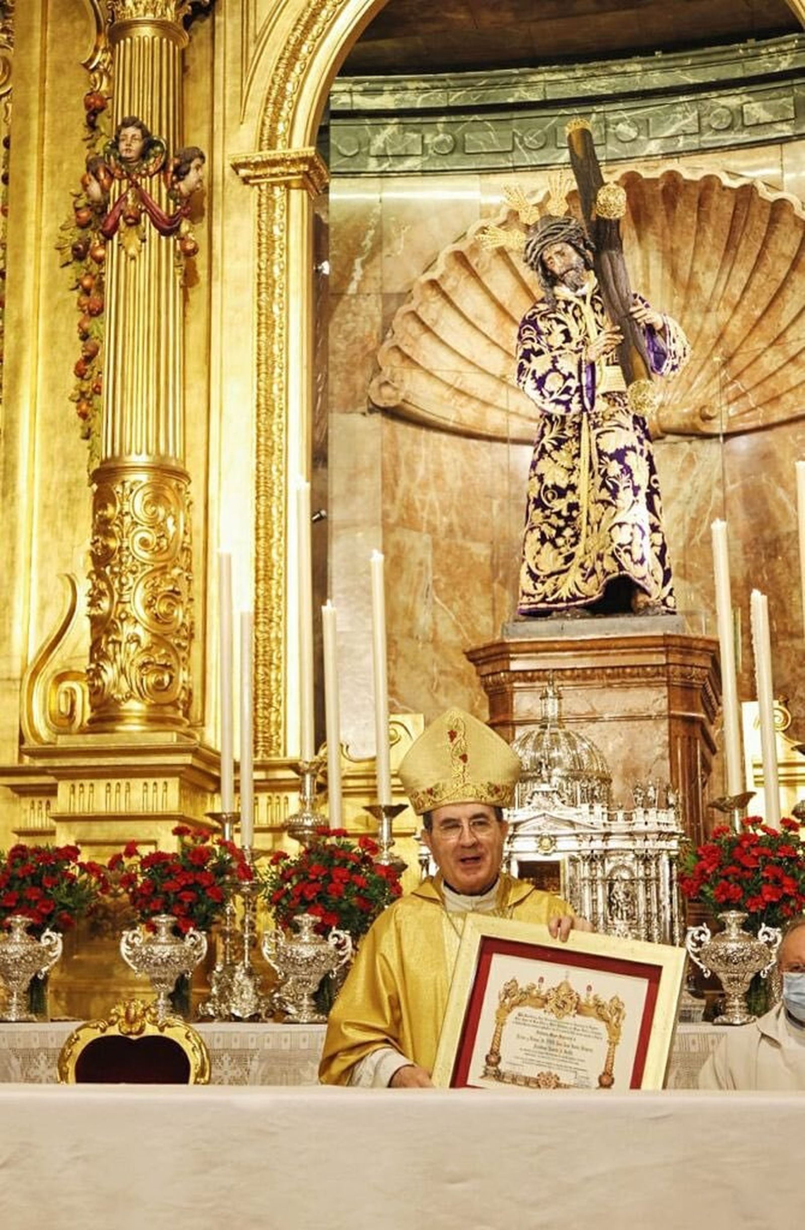 Monseñor Asenjo recibe el título de hermano mayor honorario del Gran Poder.