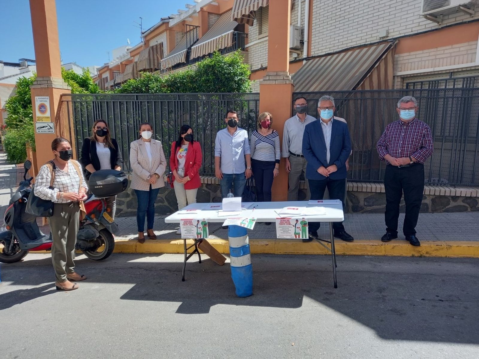 Mesa de recogida de firmas llevada a cabo por los socialistas pontanenses.